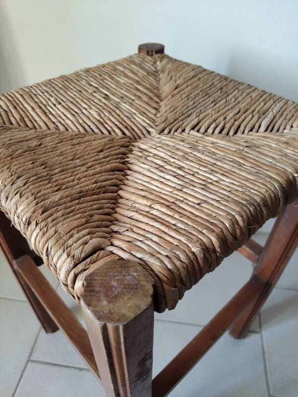 Tabouret de campagne ancien en bois massif et assise paillée
