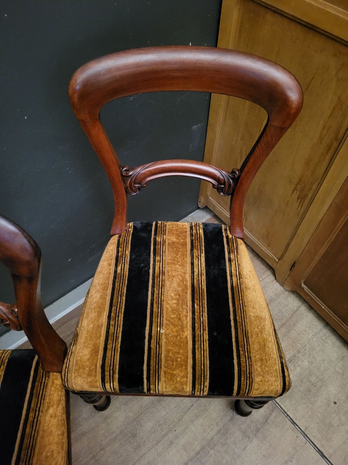 Lot suite de 6 chaises signées G. Rogers. en bois massif et velours