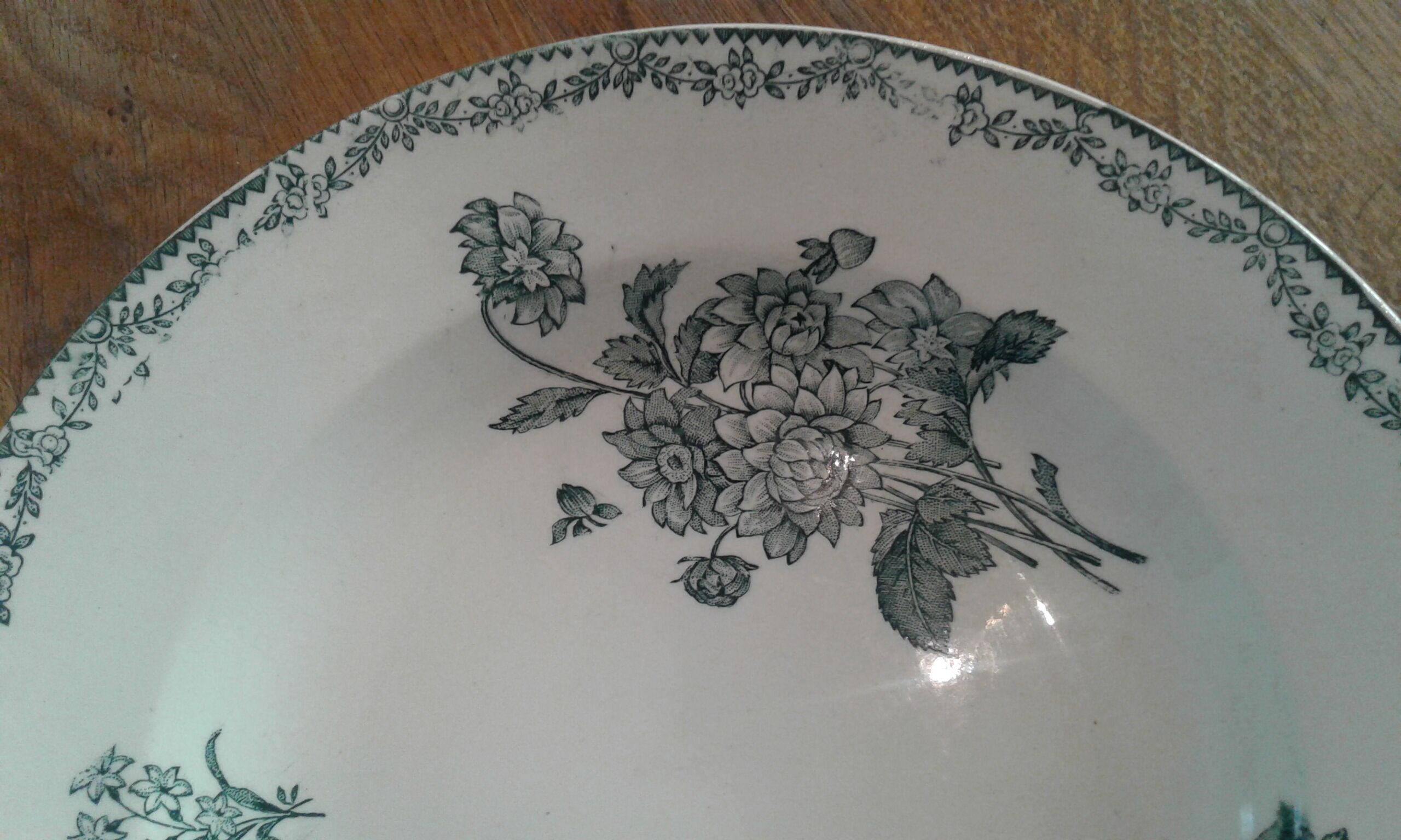 2 hollow plates. iron land . model bouquet