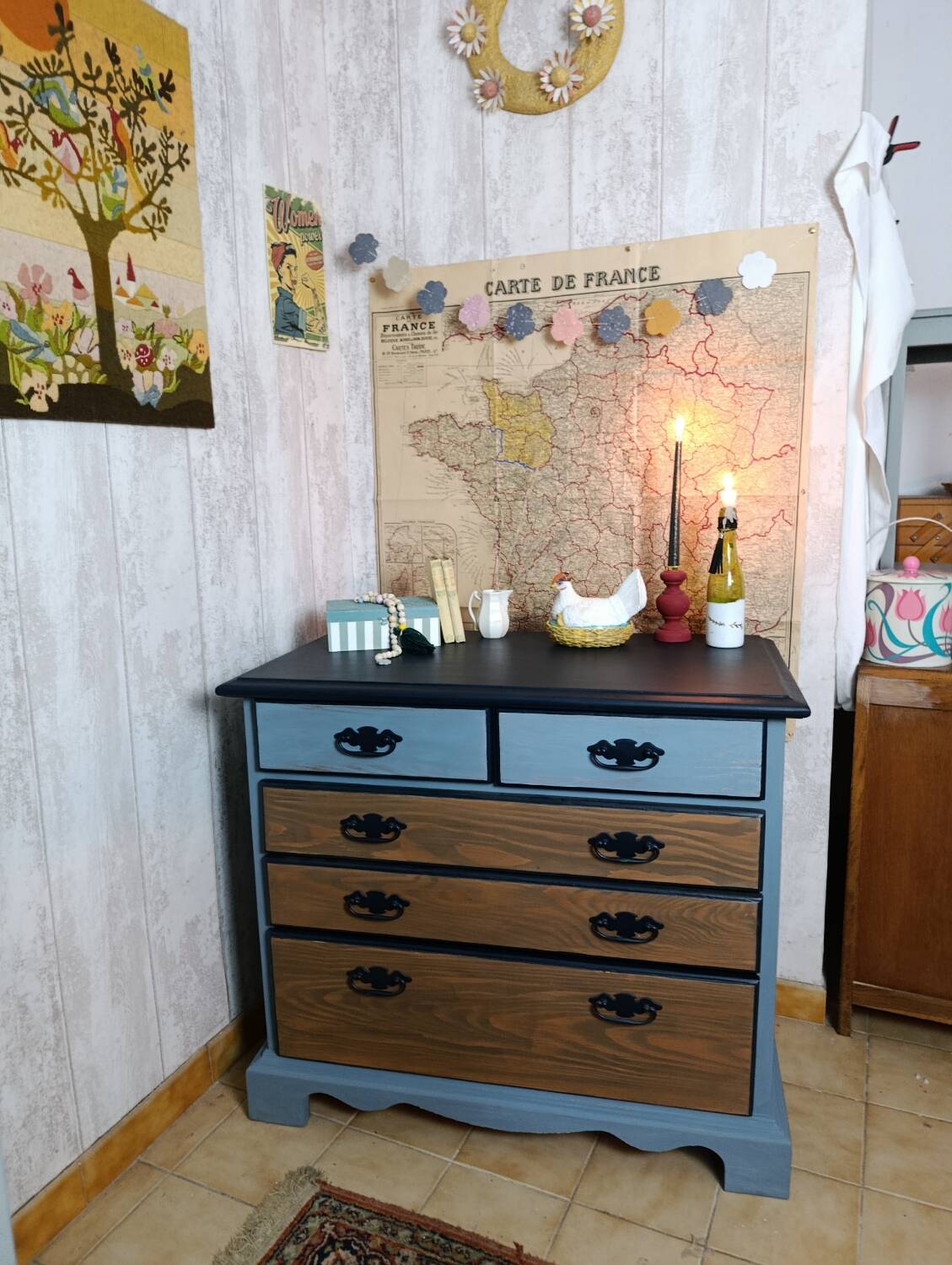 Chest of drawers with 5 drawers in solid dark wood and patinated blue.