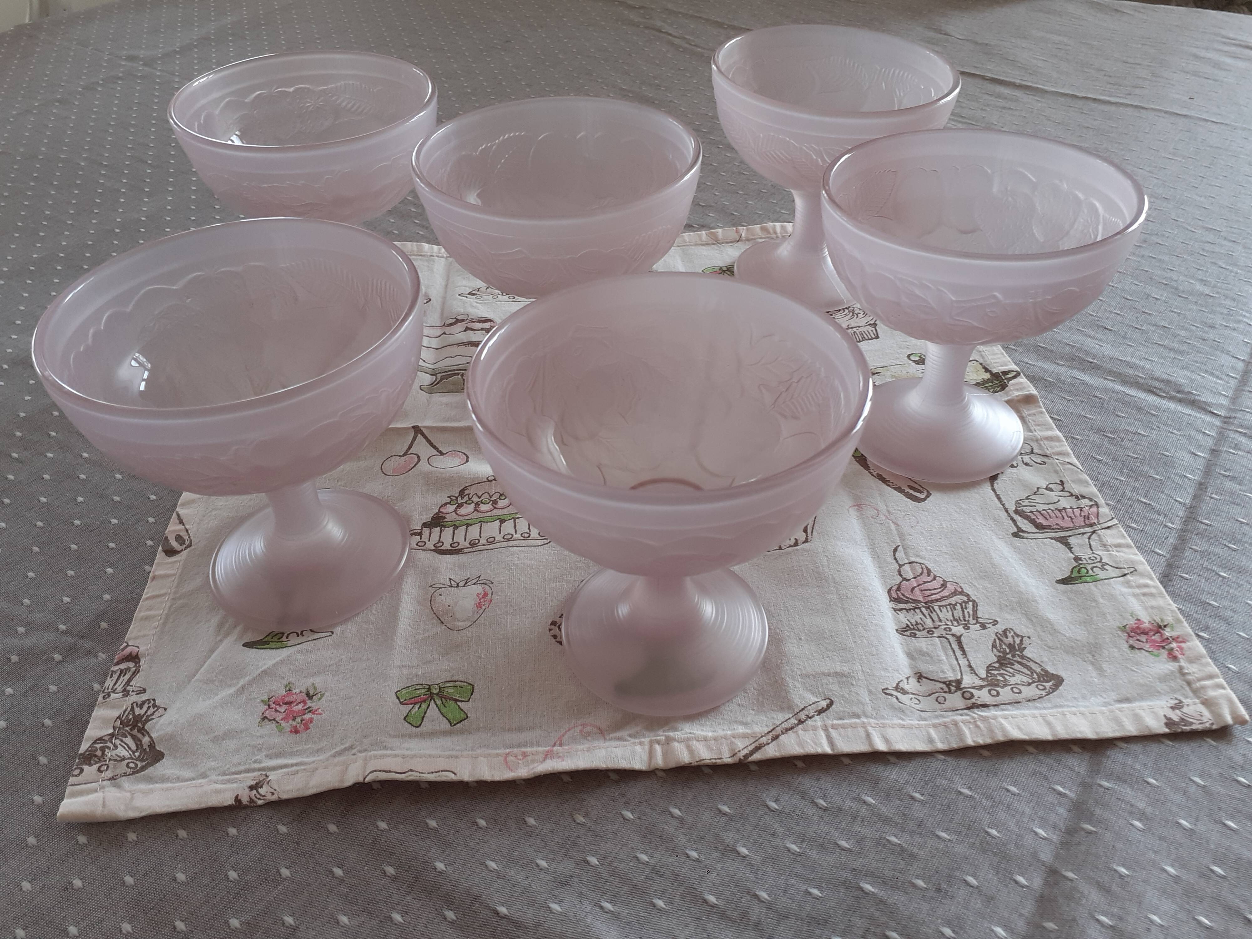 Coupes en verre rose