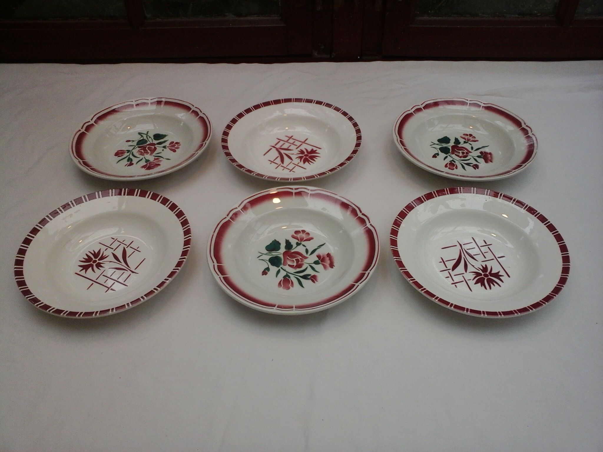 Assortiment de 18 assiettes dominante rouge