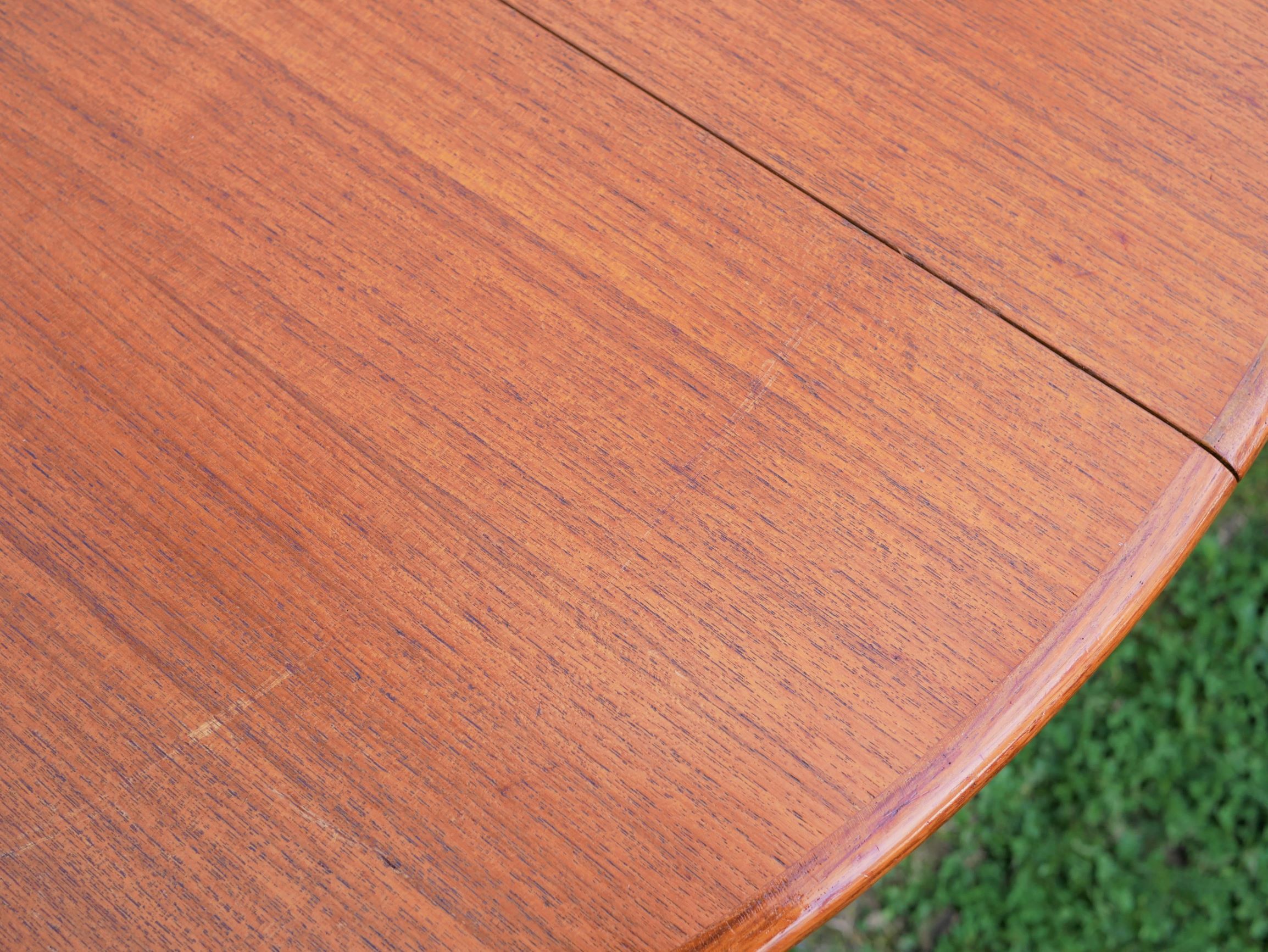 Dining round vintage with extensions