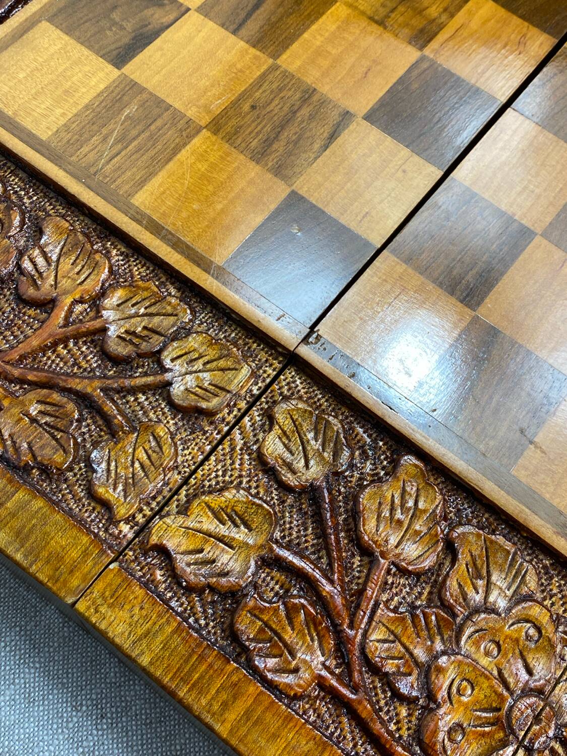 Chess and backgammon set in carved wood and marquetry