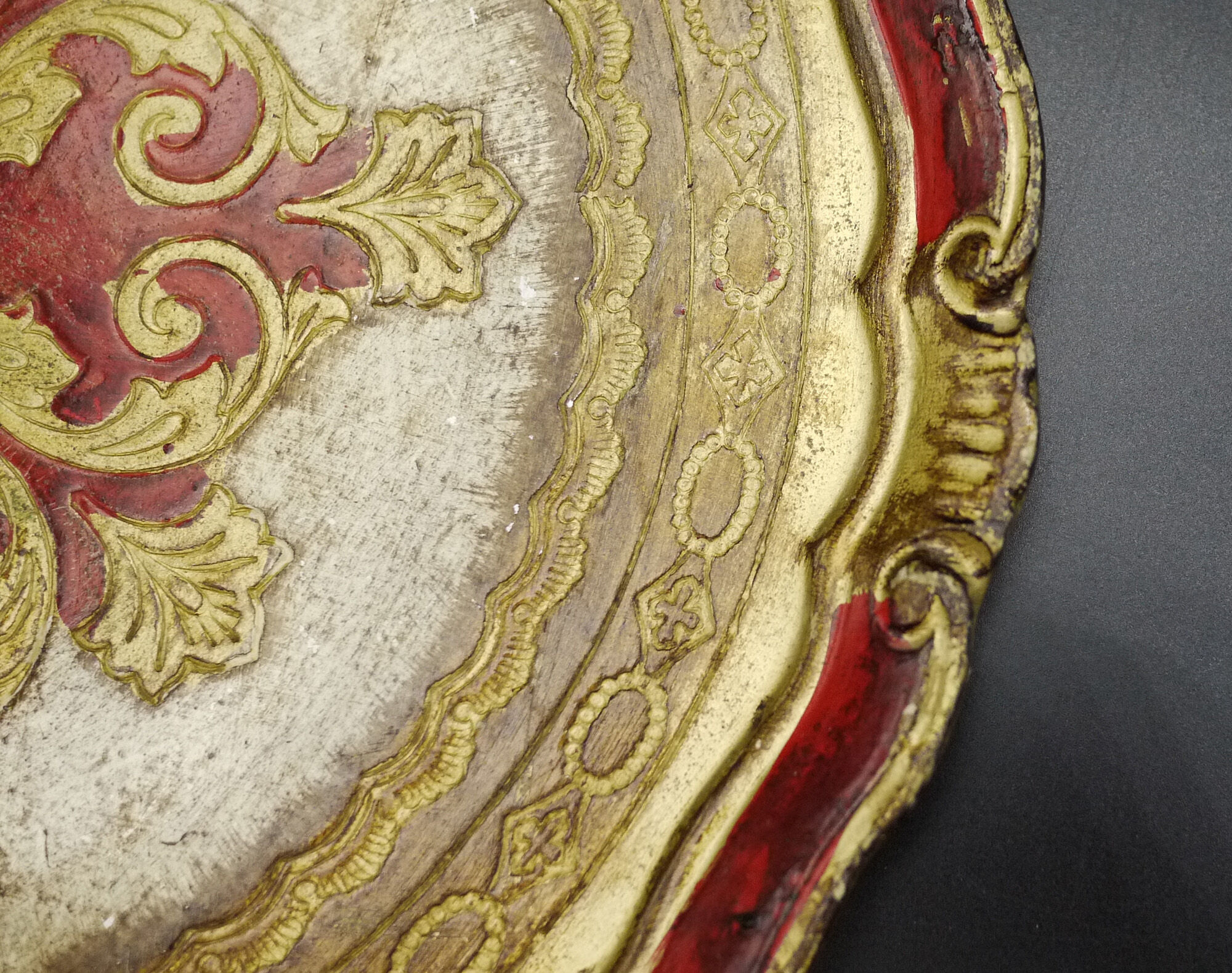 Florentine wooden tray painted with the hand of circular shape