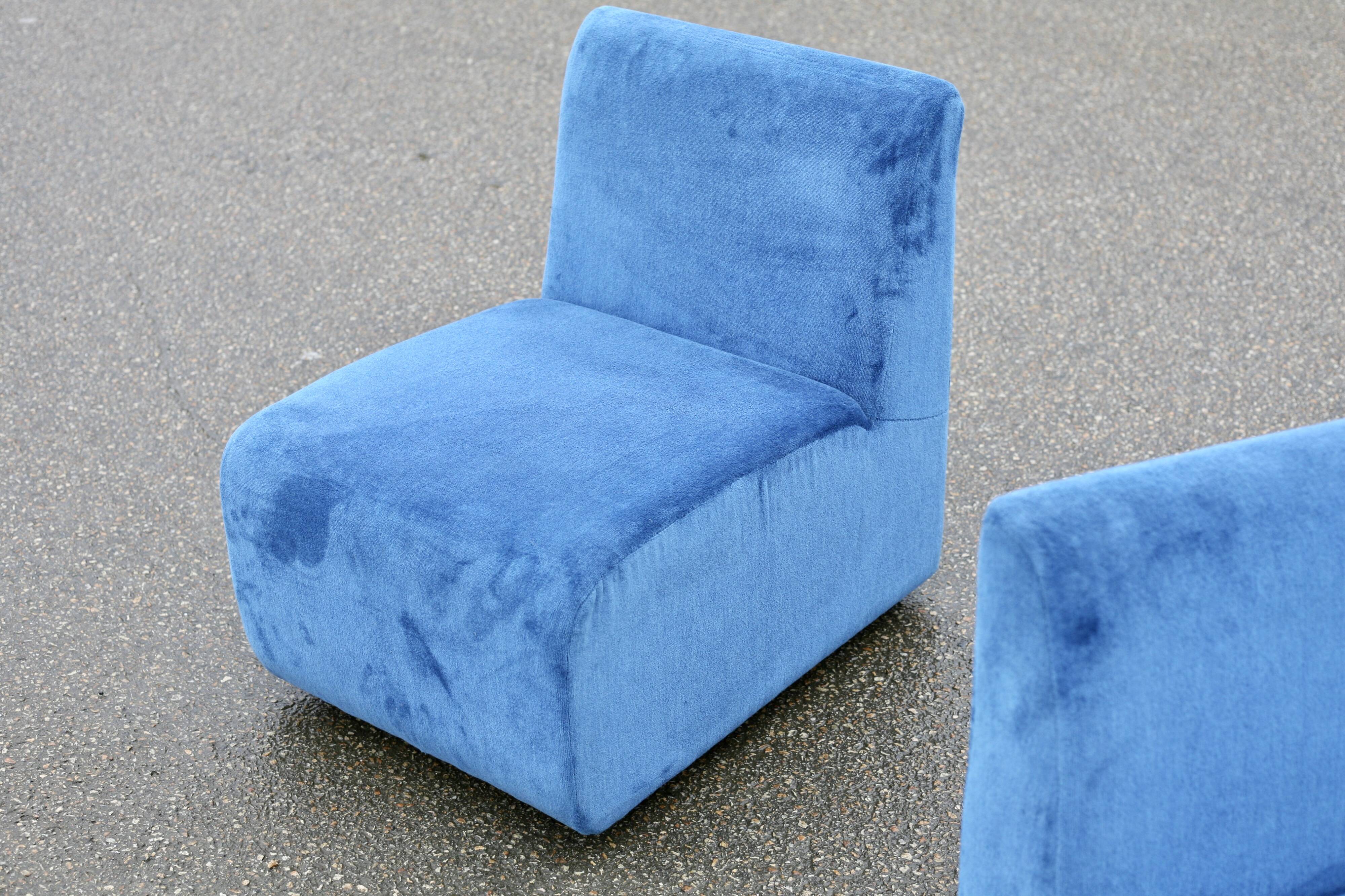 Canapé modulable composé de 5 chauffeuses en velours bleu, circa 1980