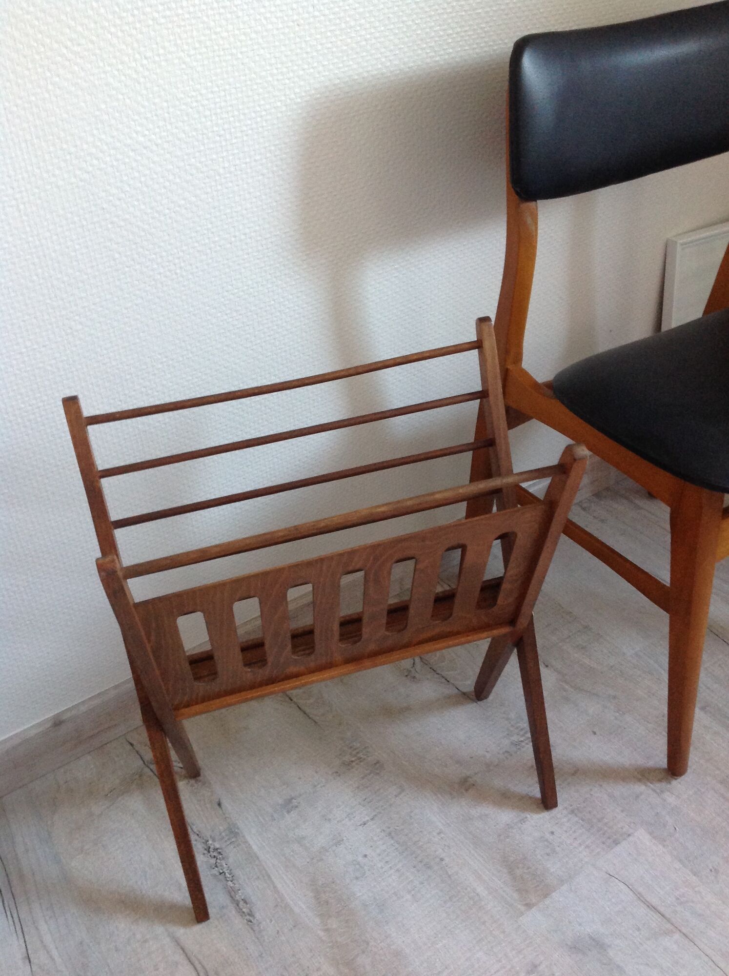 Scandinavian style foldable magazine holder by Cees Brackman for Pastoe 60/70s