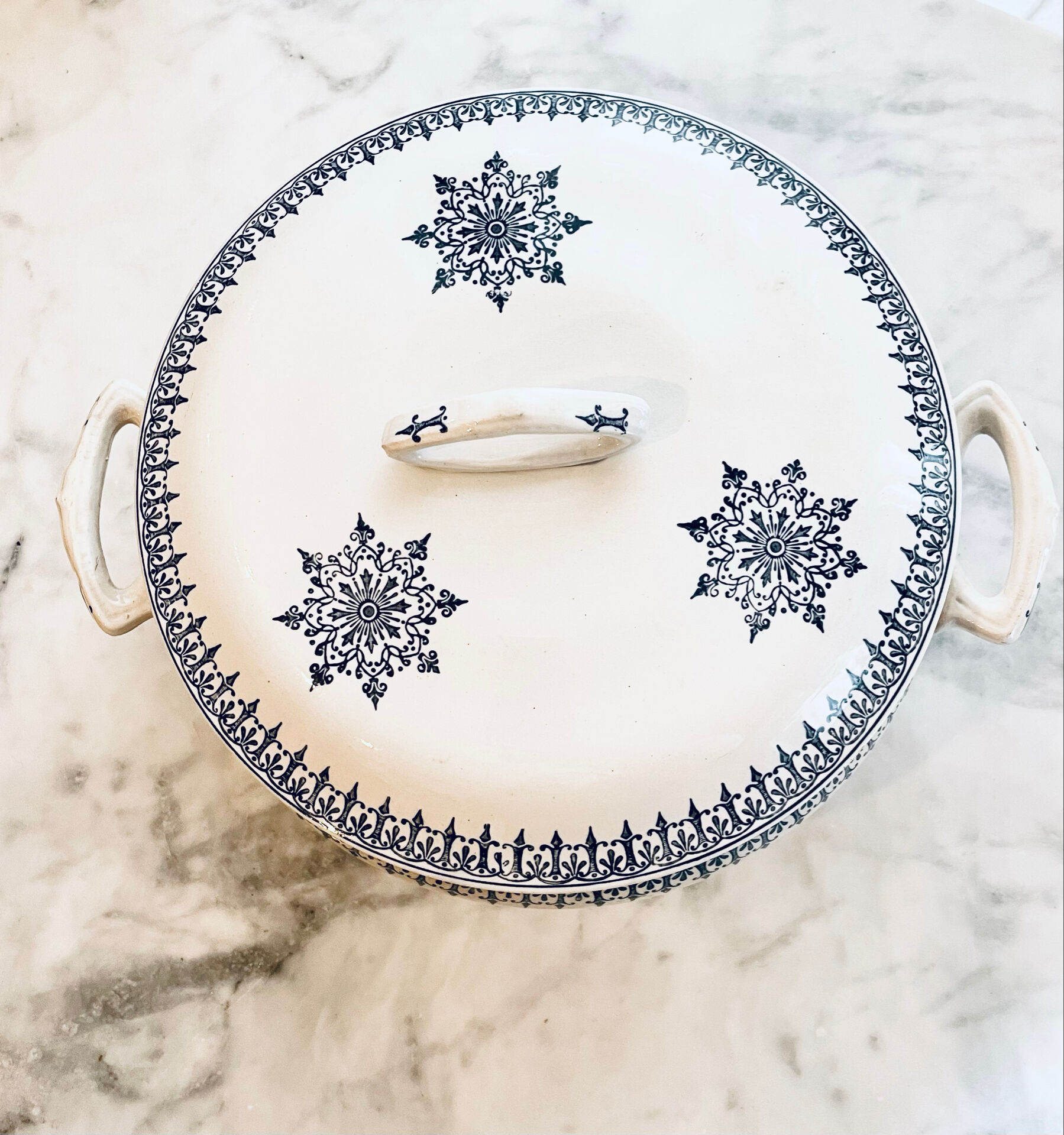 Antique soup tureen in white and blue earthenware – Vintage / Country style
