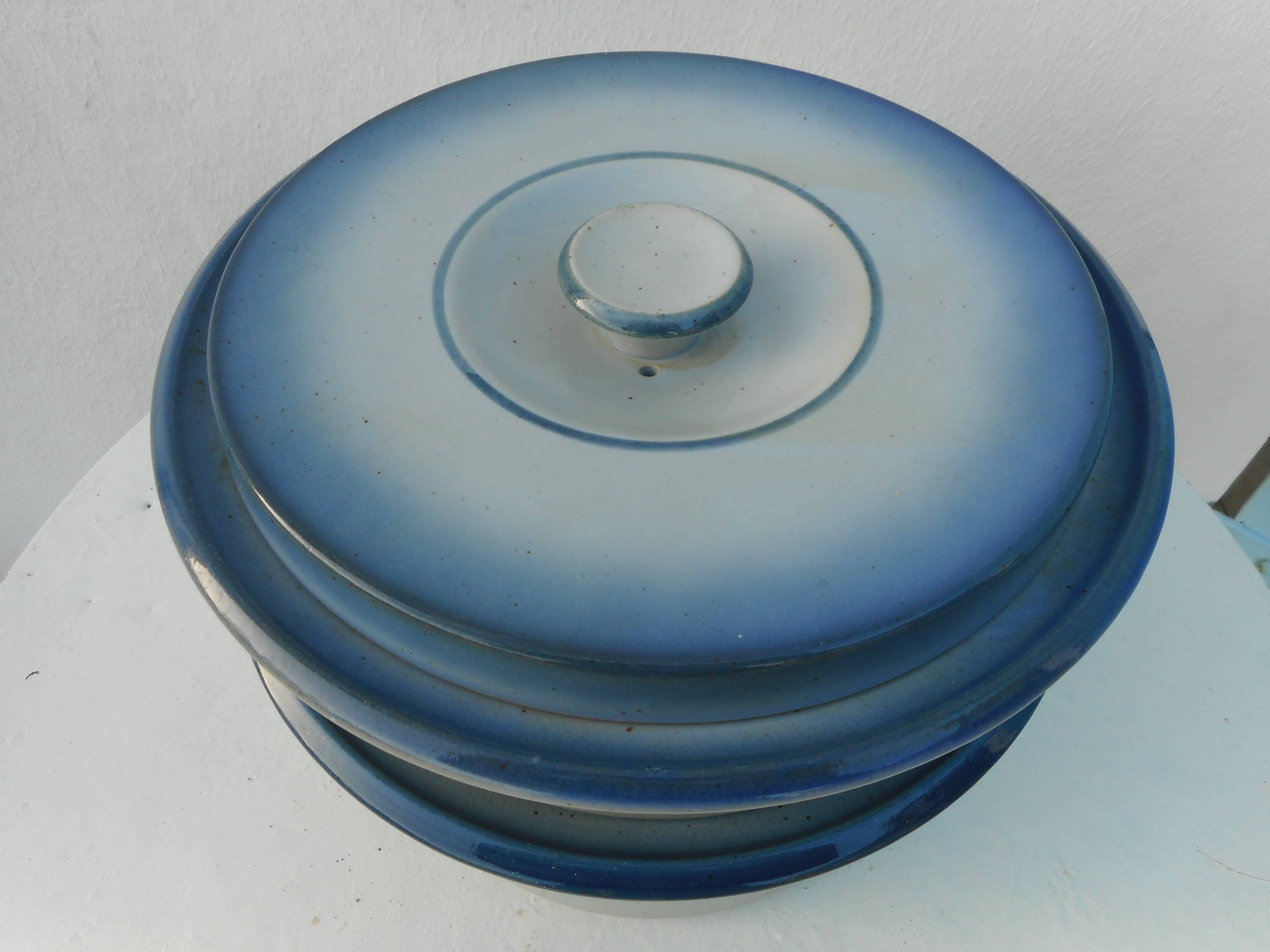 Two stackable salad bowls with a sleet lid