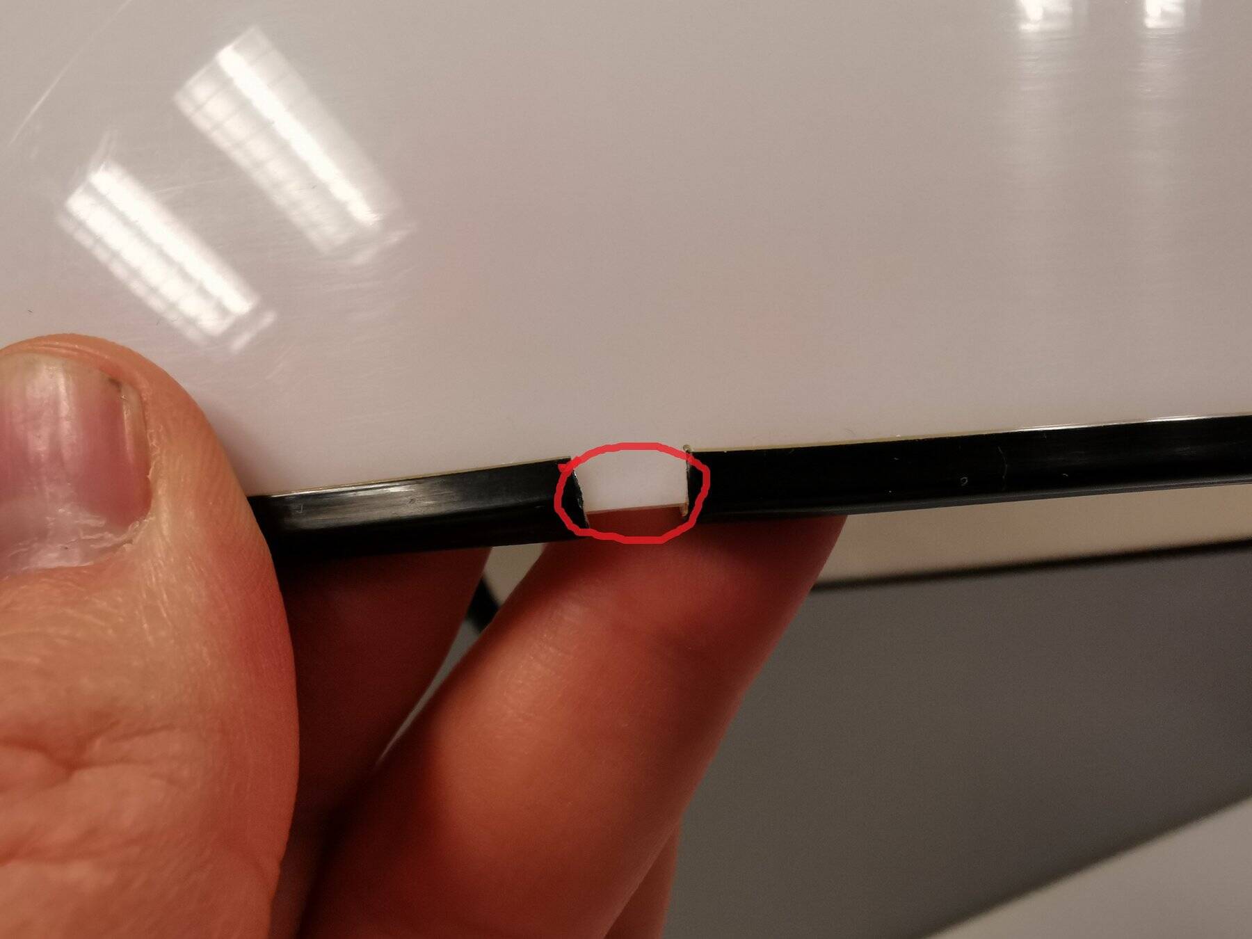 Lampe suspendue, en plastique blanc laiteux avec dessus/suspension noir, probablement danoise.