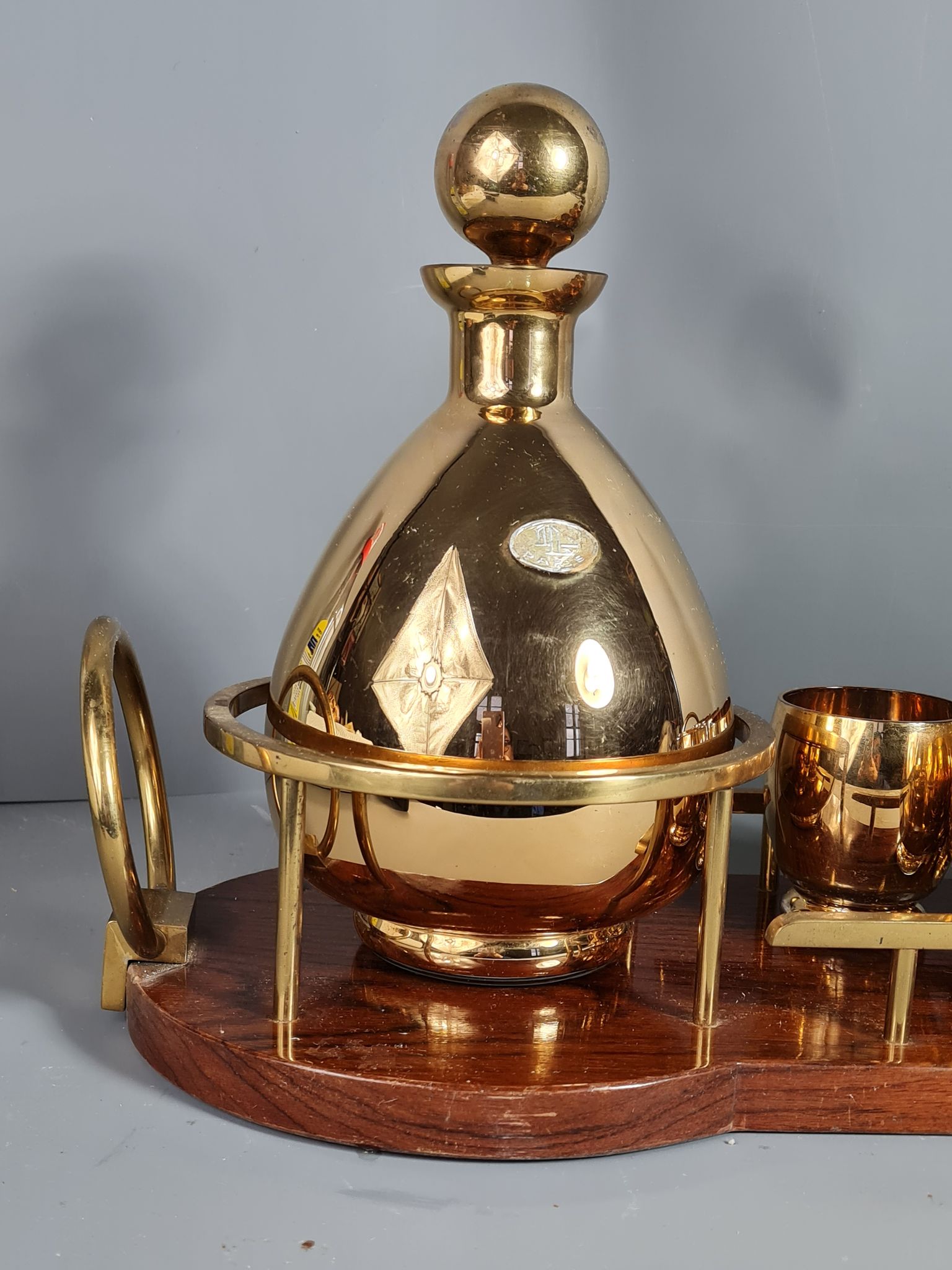 Alcohol service: bottle - 7 golden puffed glasses, vintage mahogany tray 50s sb