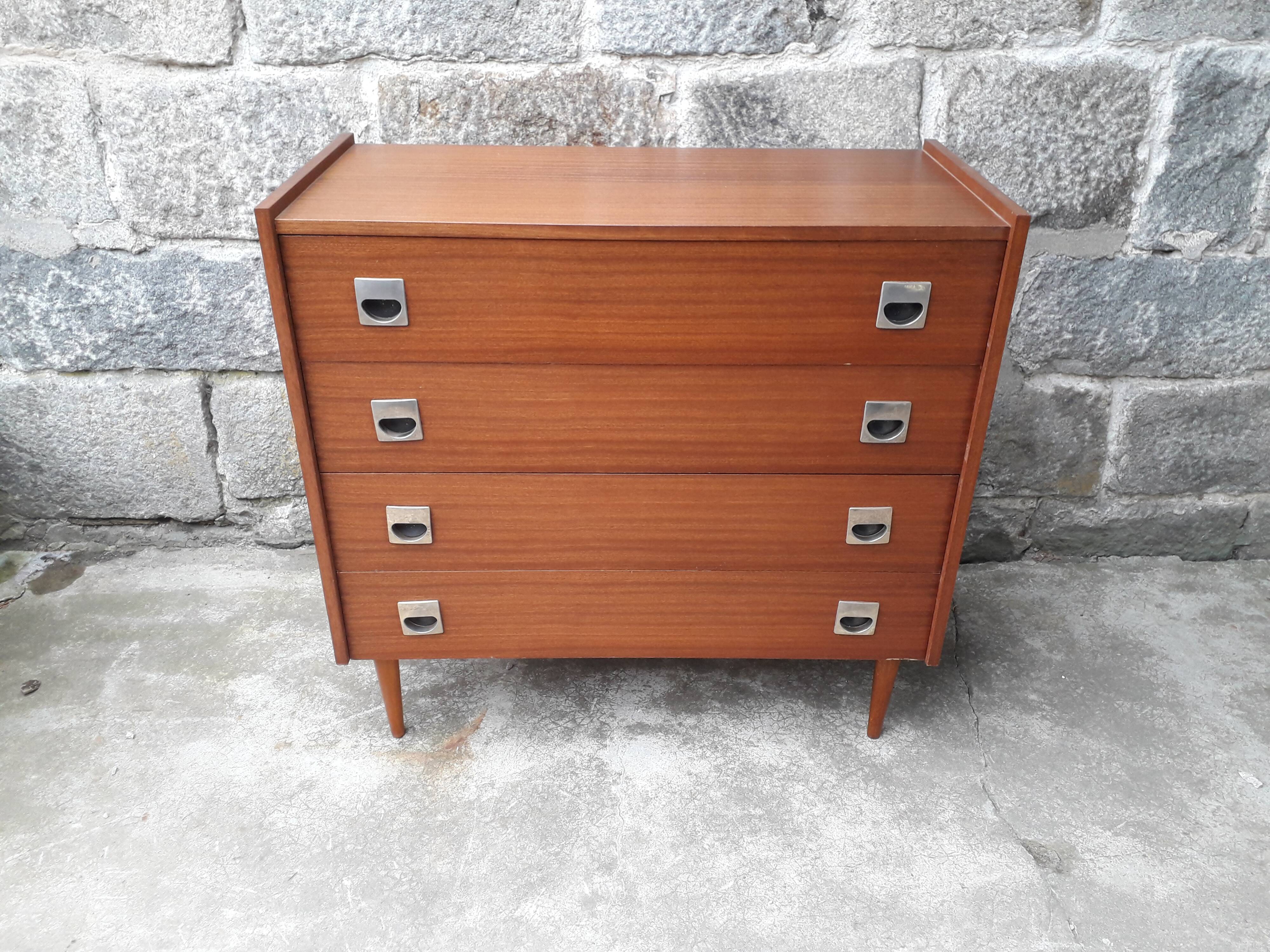 Commode vintage pieds fuseaux