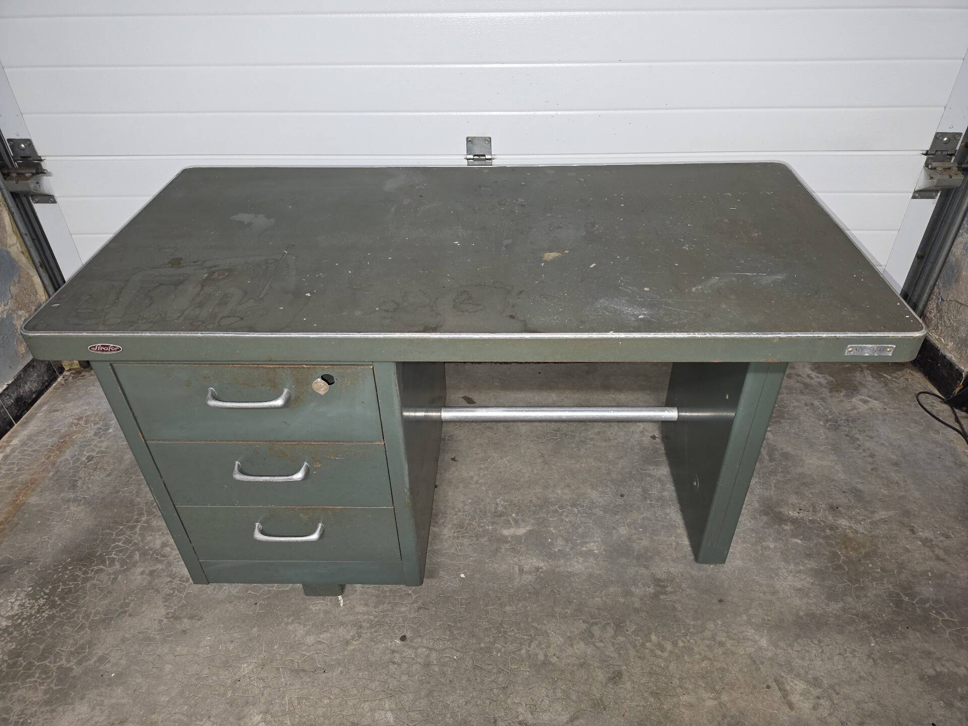 Strafor industrial desk