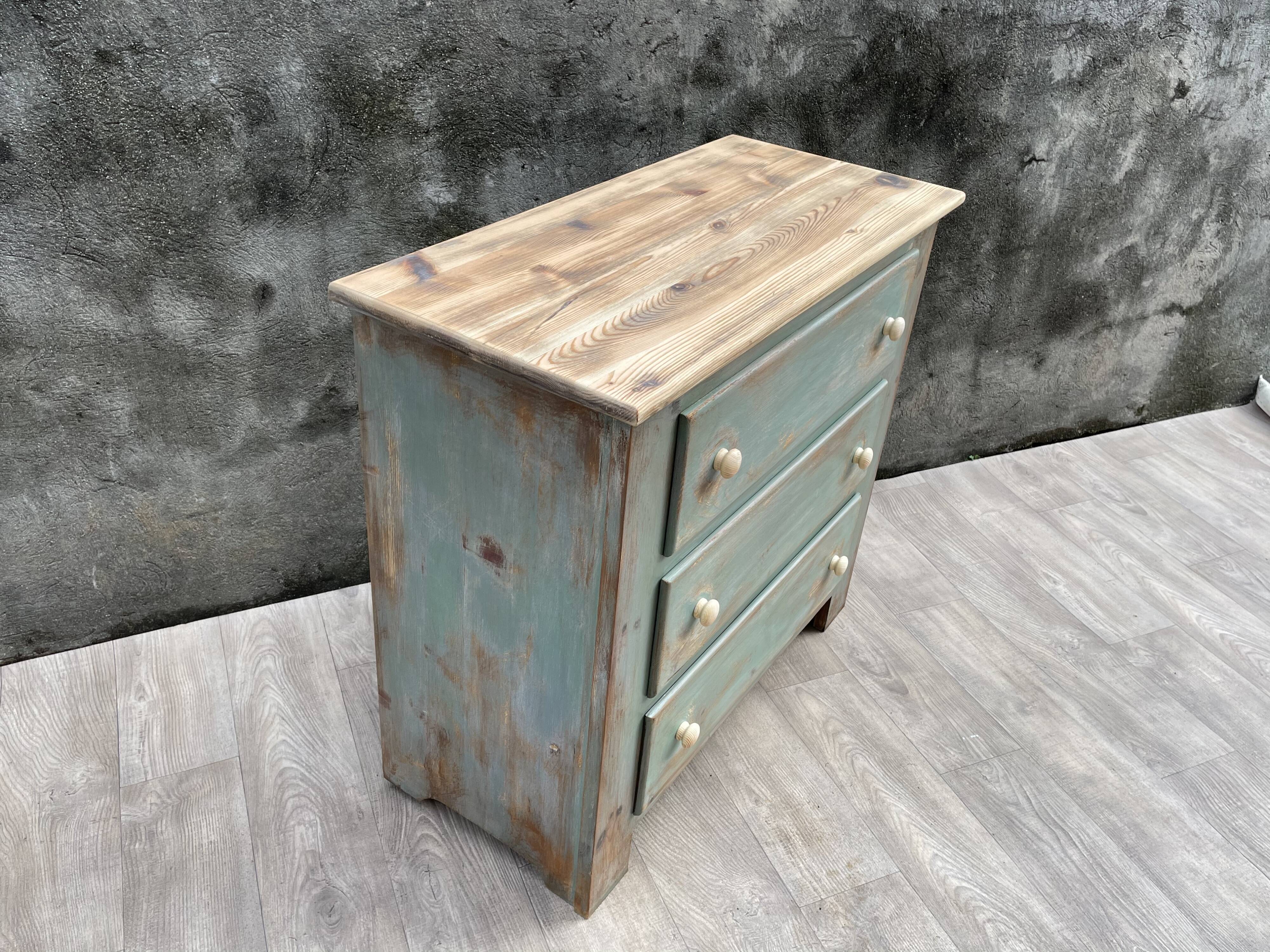 Commode en bois patinée