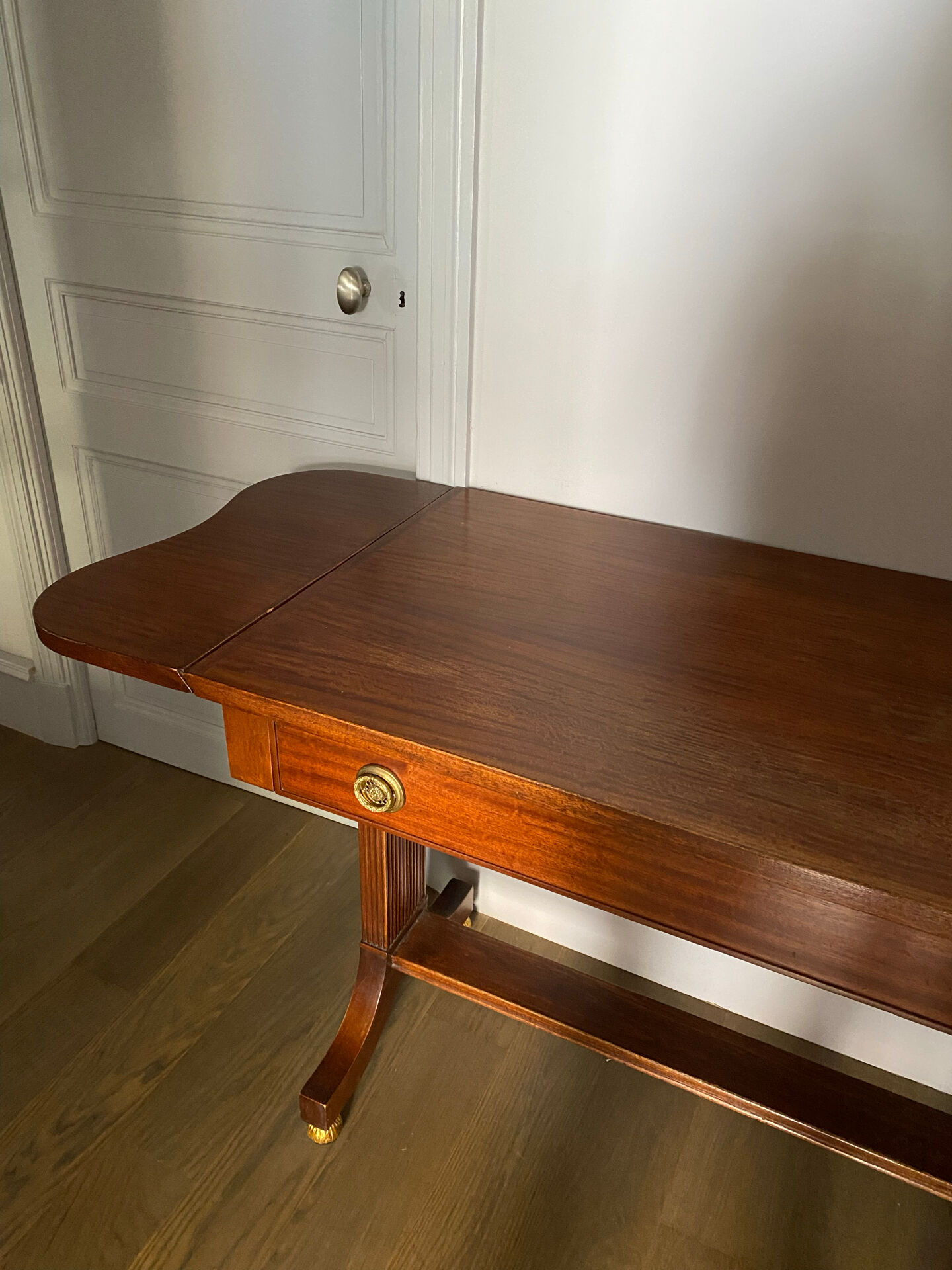 Bureau vendu / Table d'appoint de style Empire en acajou avec tiroir.