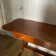Bureau vendu / Table d'appoint de style Empire en acajou avec tiroir.