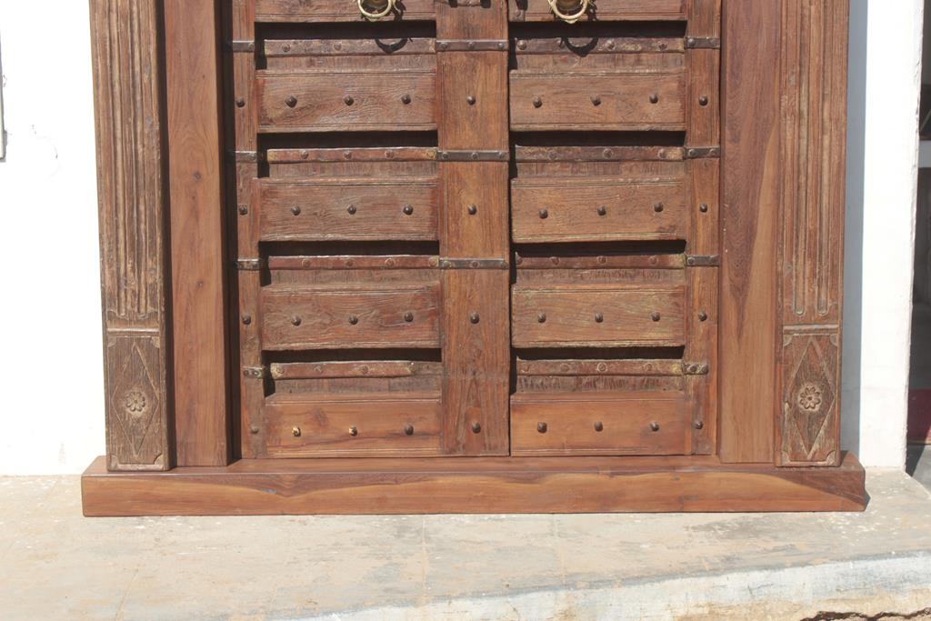Indian door in old teak piece and patina of origin