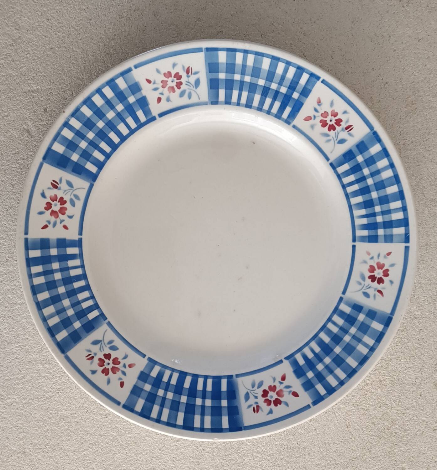 Round Lunéville dish