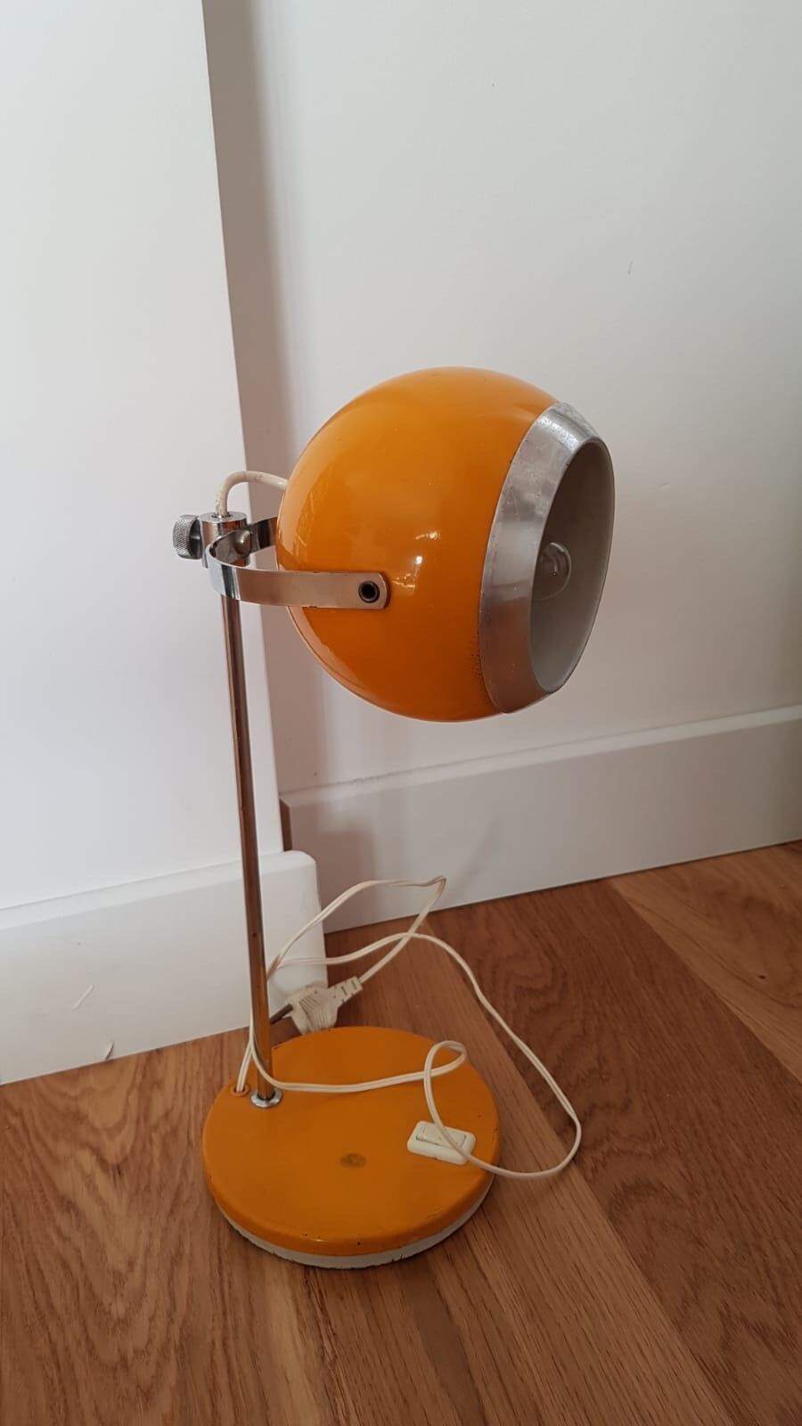Yellow eyeball lamp