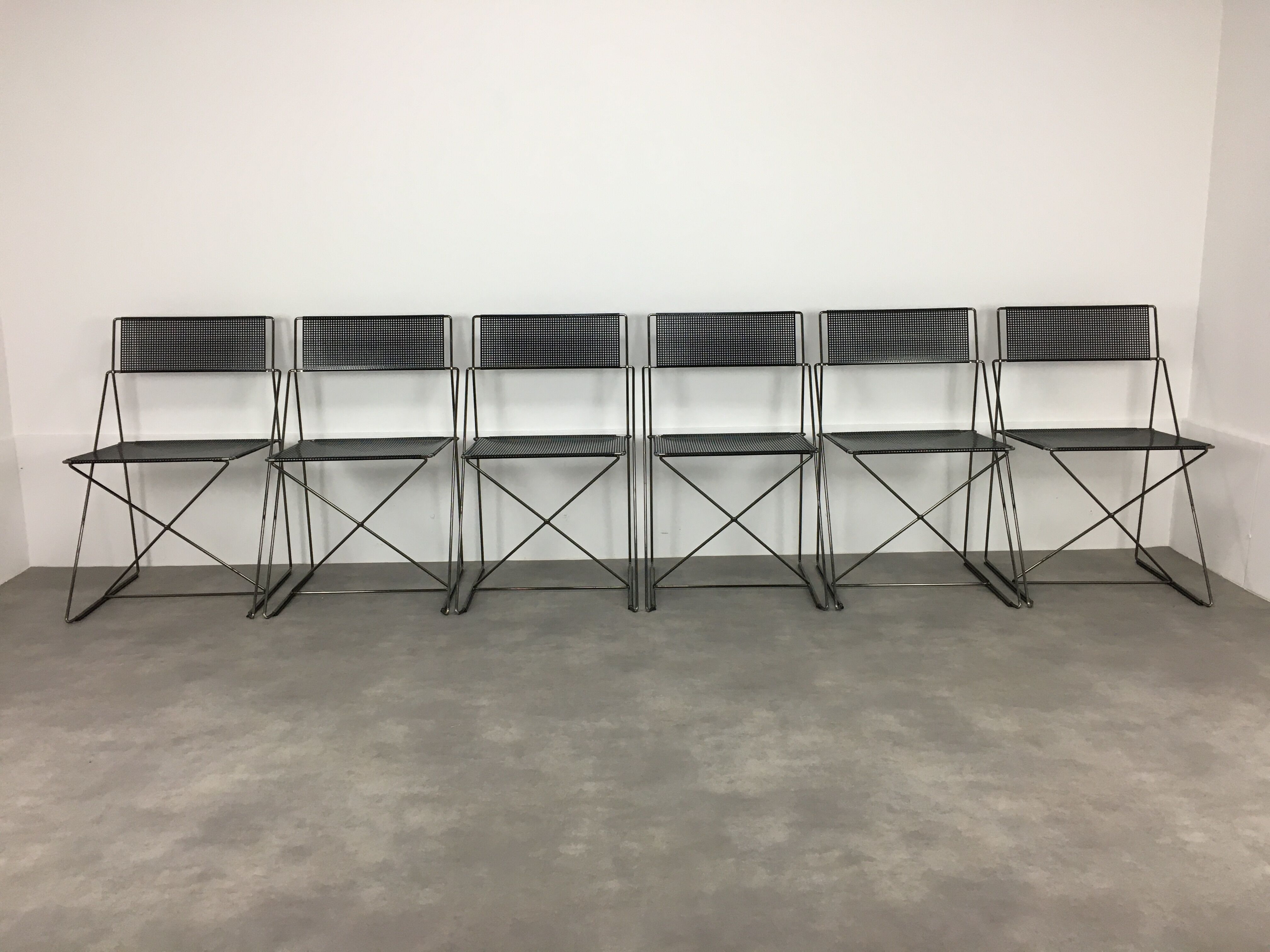 6 X-Line chairs by Niels Jorgen for Magis Italy Memphis style 1980