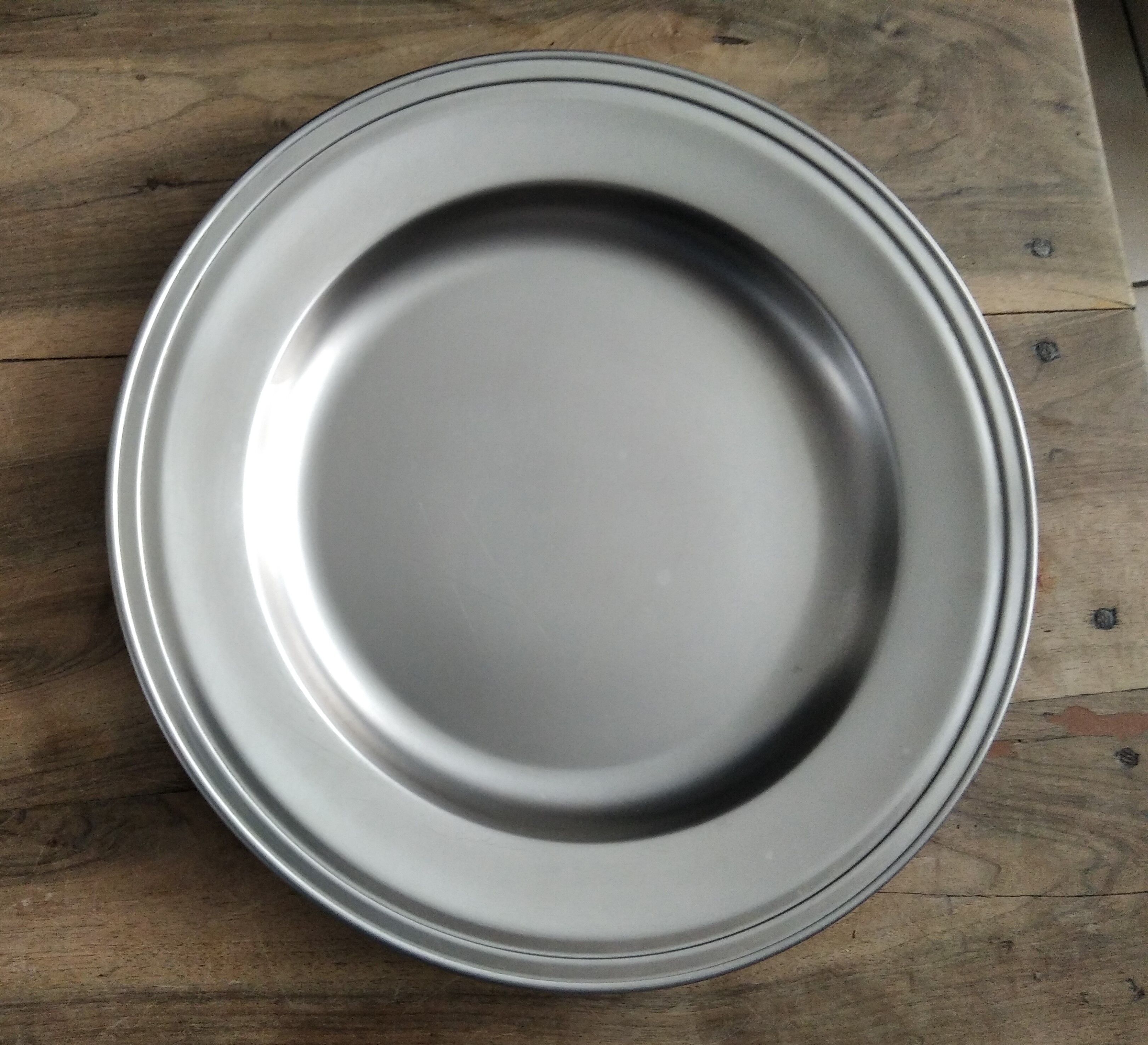 Guy degrenne's round flat Manoir collection