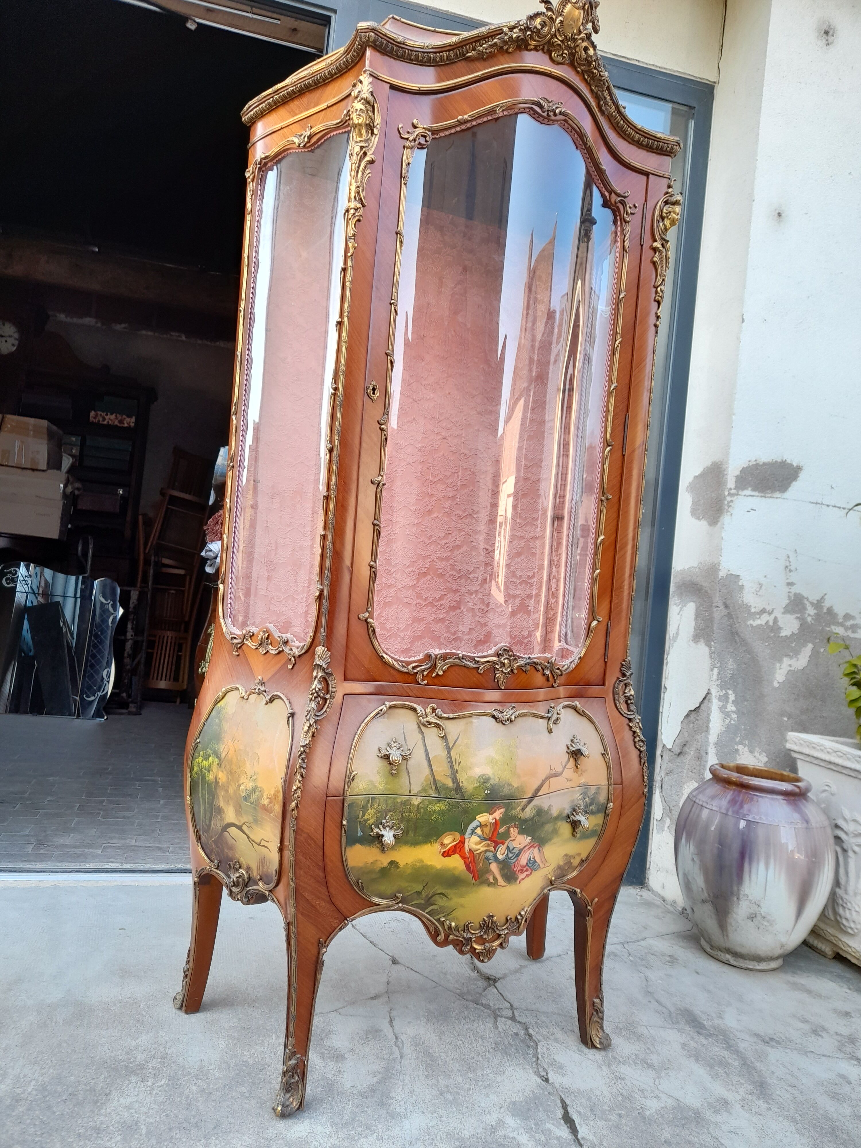 Vitrine Louis XV galbée en marqueterie et vernis Martin