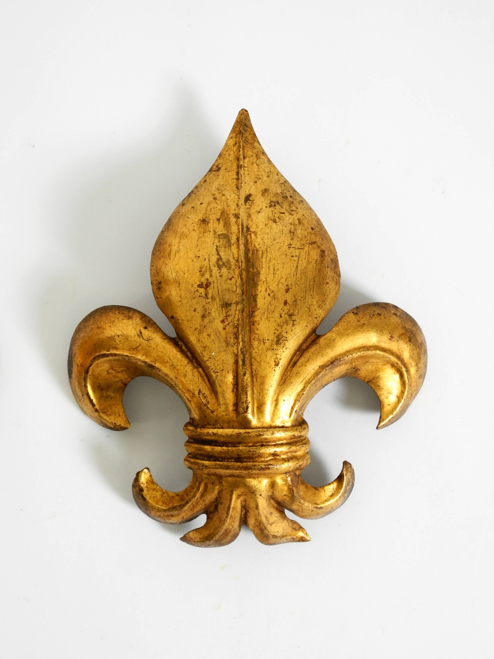 Une paire de grandes appliques murales en métal doré Fleur-de-Lis des années 1970 par Hans Kögl.