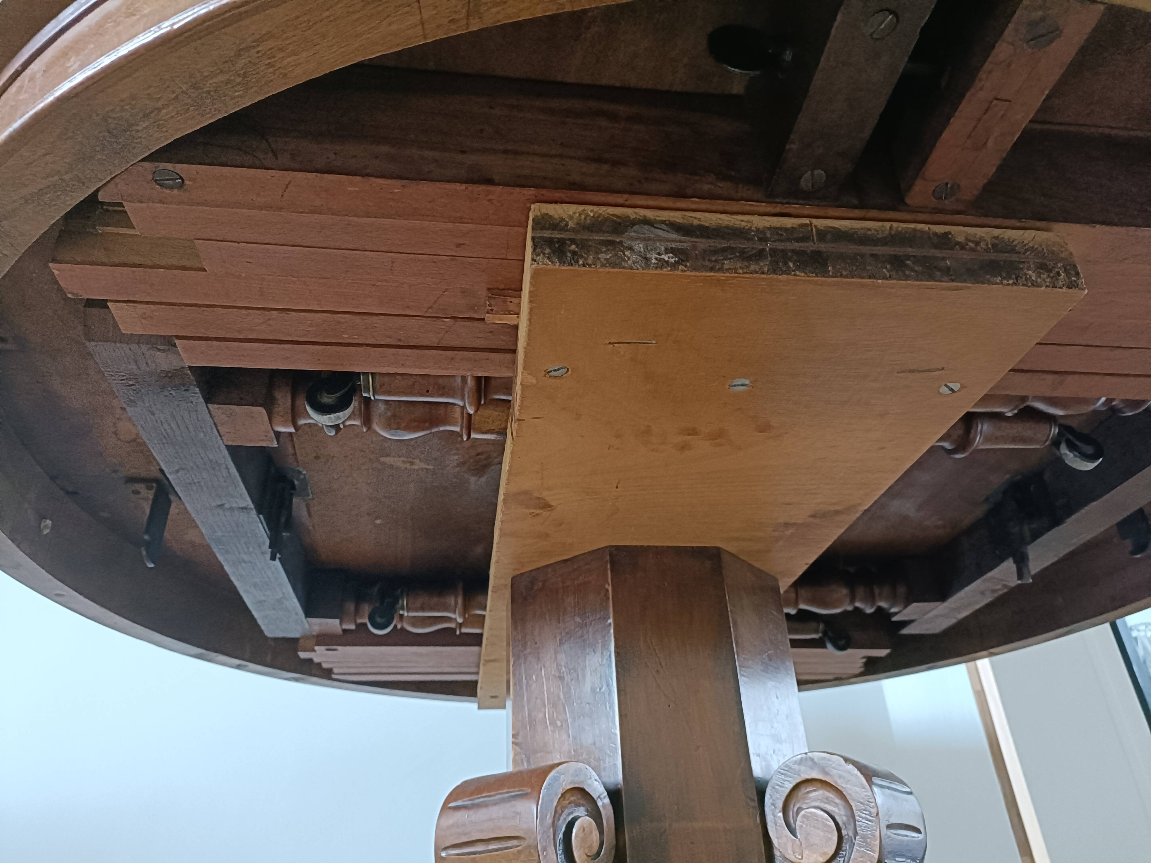 Oval dining room table early xxth walnut