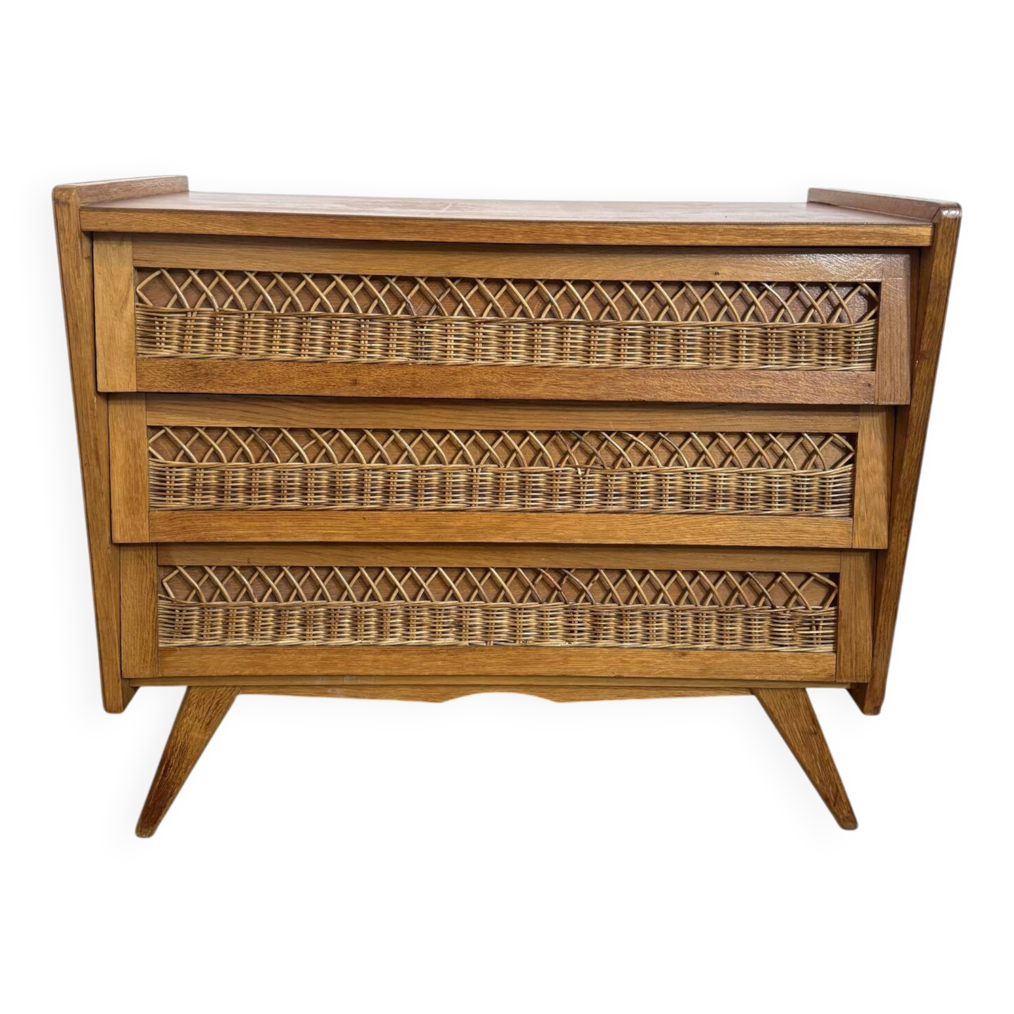 Vintage commode with tapered legs in rattan.