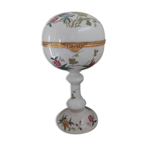 Bonbonnière sur pied en porcelaine