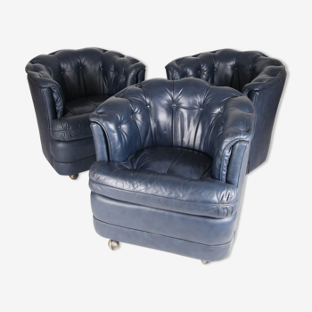 Suite de 3 petits fauteuils en cuir bleu nuit avec roulettes