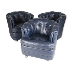 suite de 3 petits fauteuils en cuir bleu nuit avec roulettes