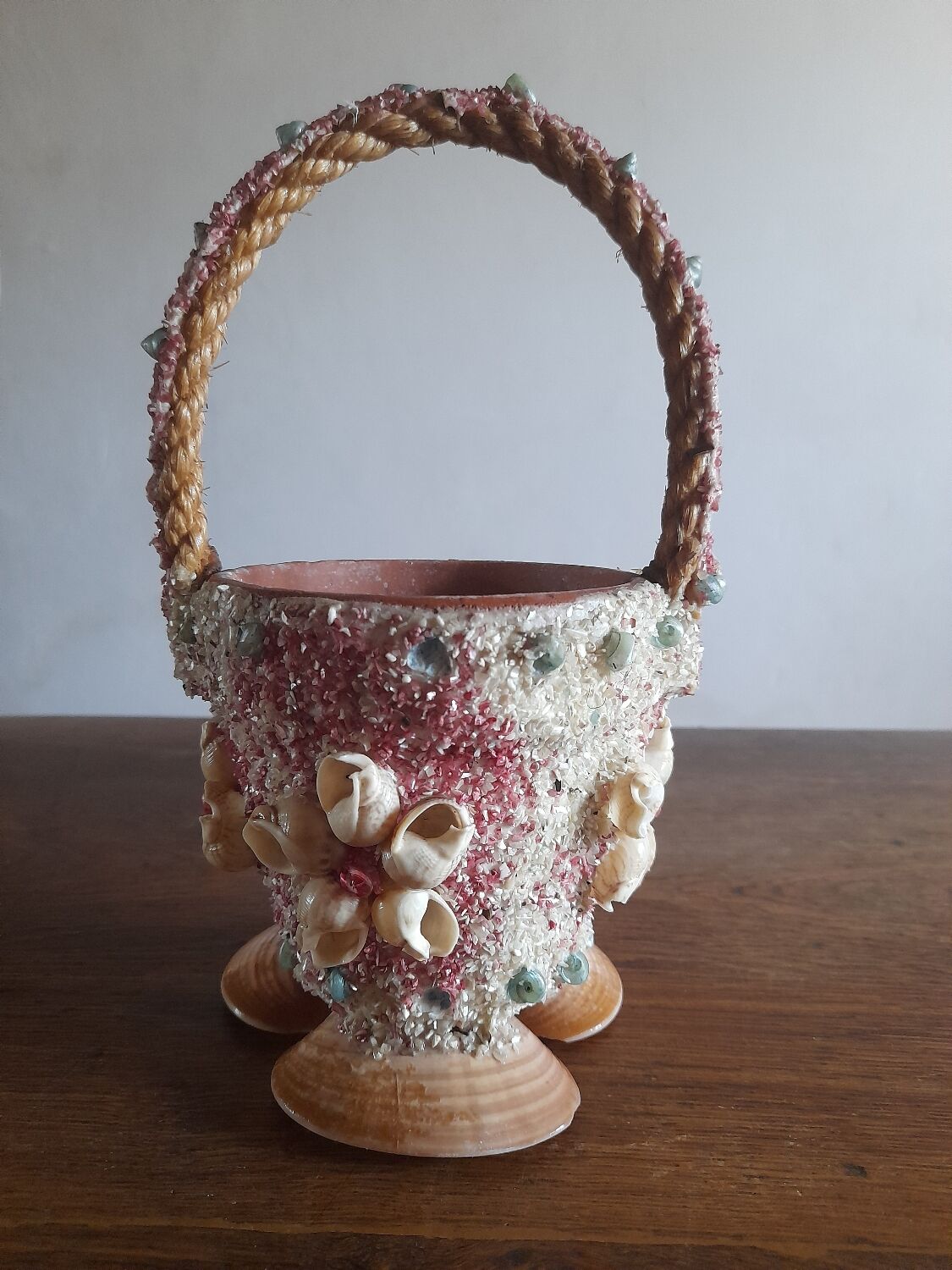 Kitch pot cover in the shape of a shell decore basket