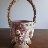 Kitch pot cover in the shape of a shell decore basket