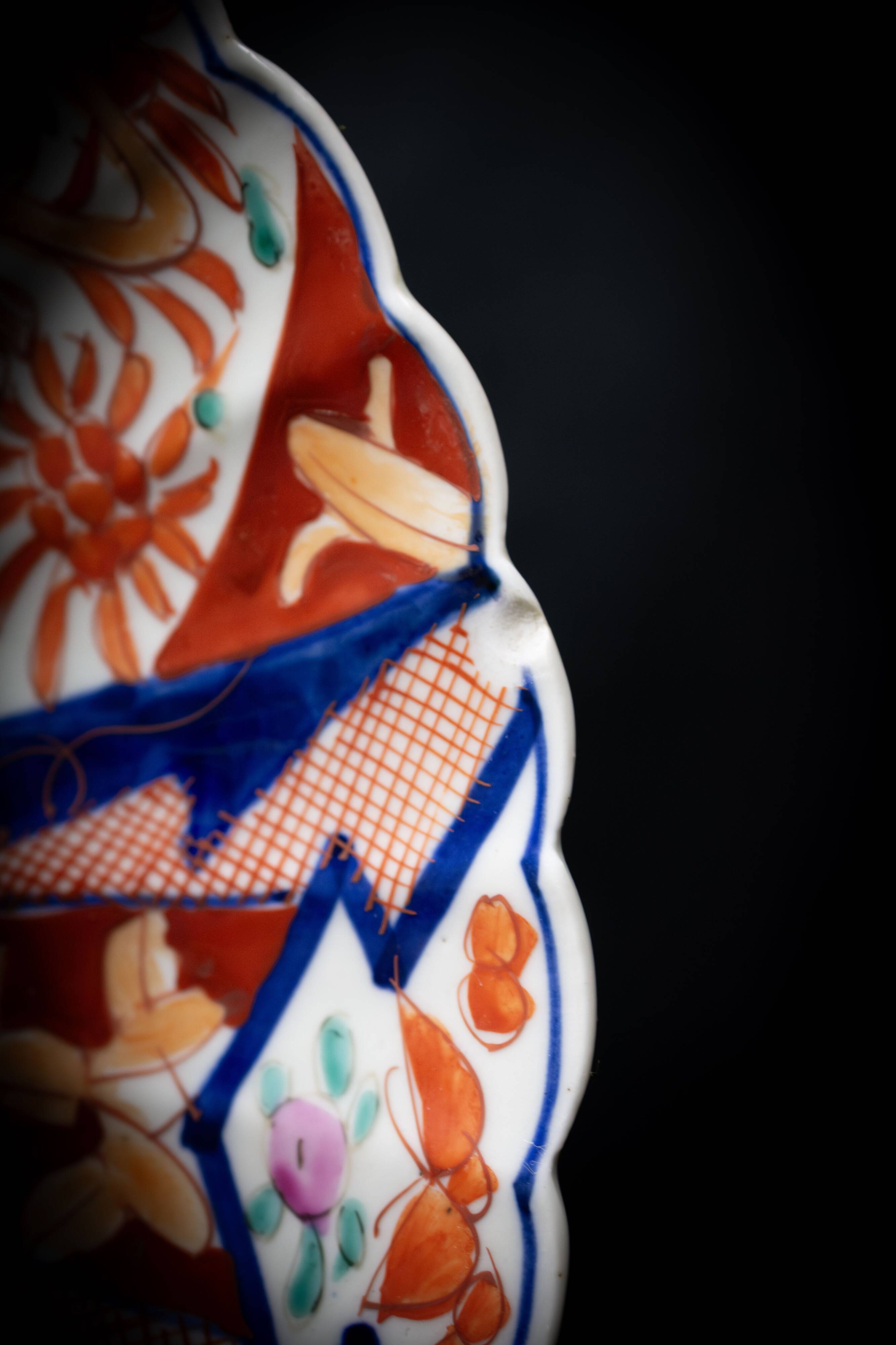 Japanese Imari porcelain dish with radiant decoration and scalloped edges