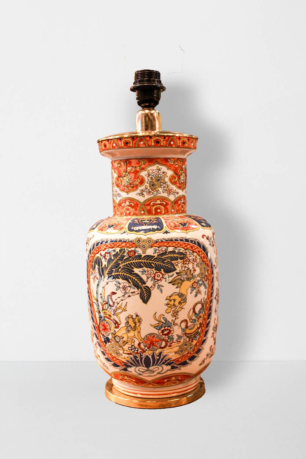 Italian porcelain table lamp in the Chinoiserie style
