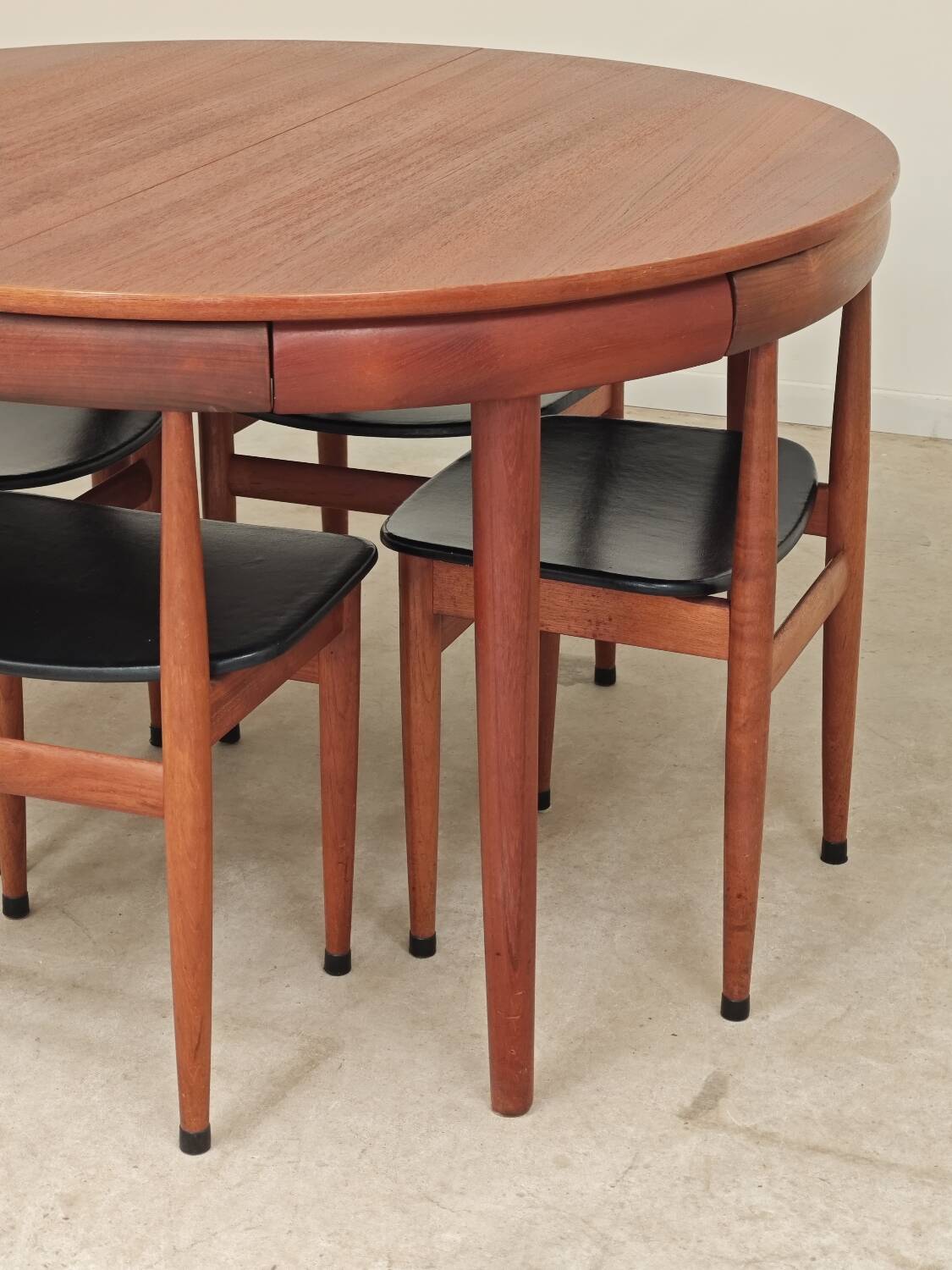 Dining table and 4 chairs by Hans Olsen for Frem Rojle Denmark.