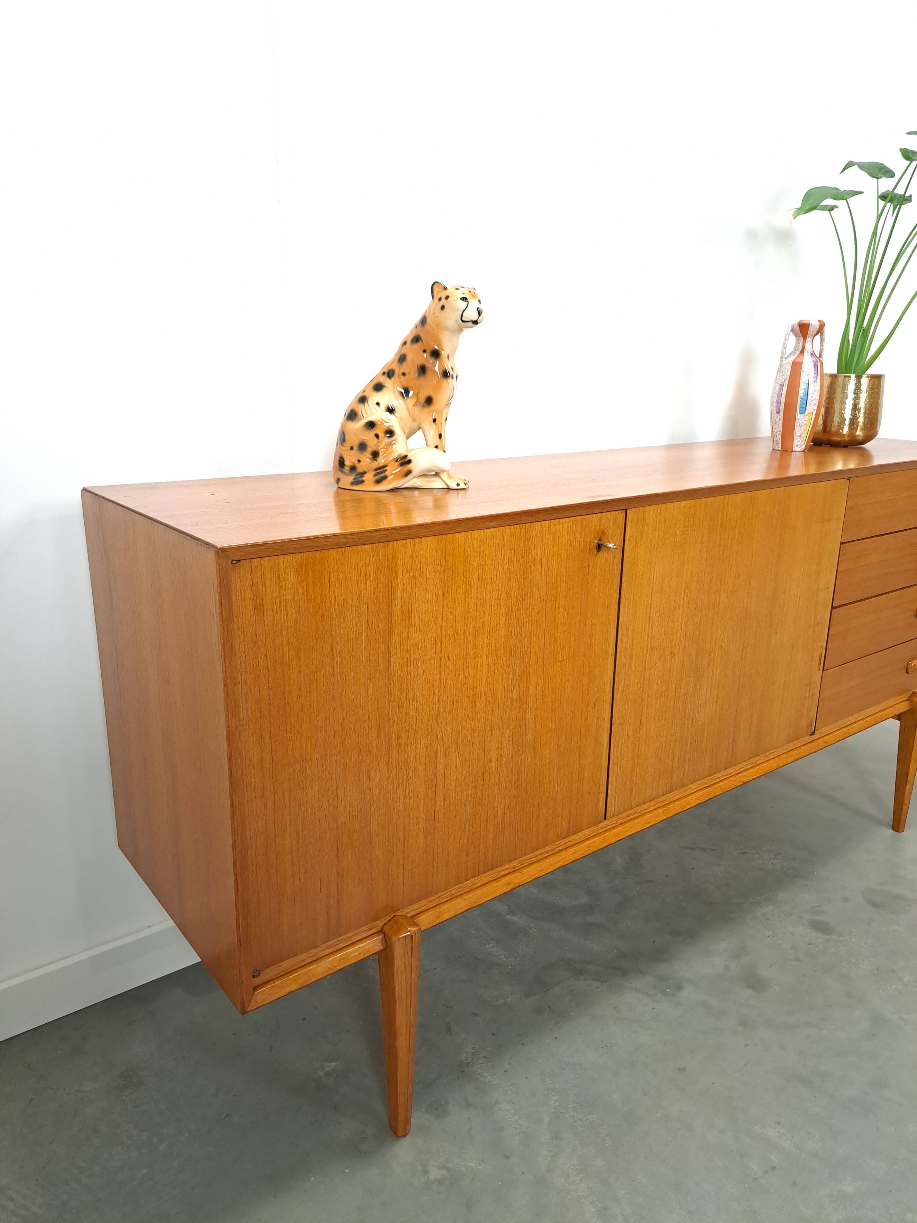 Dressoir avec de grandes capacités en lades vintage