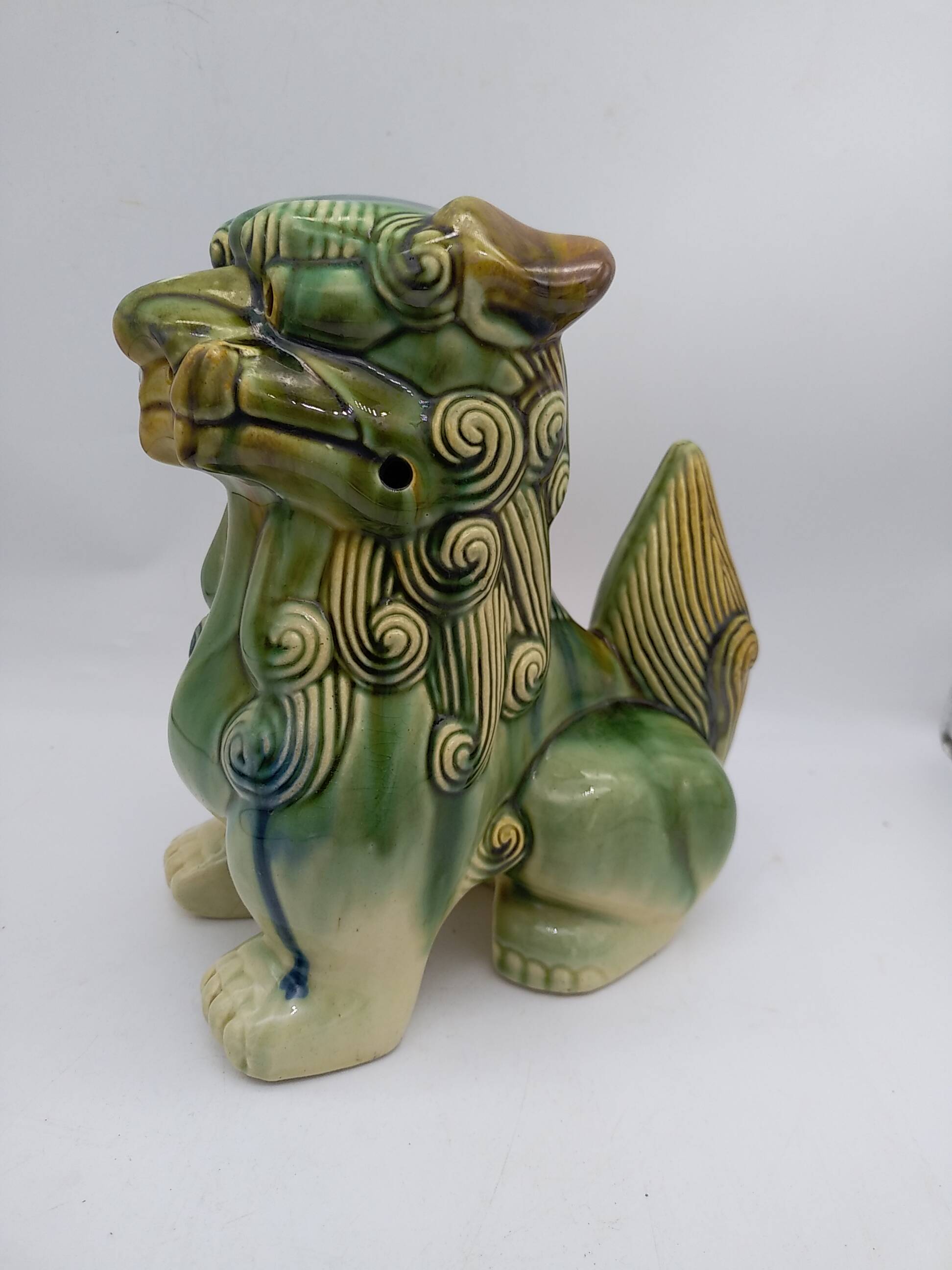 Ceramic Fô dog. Sancai color.
