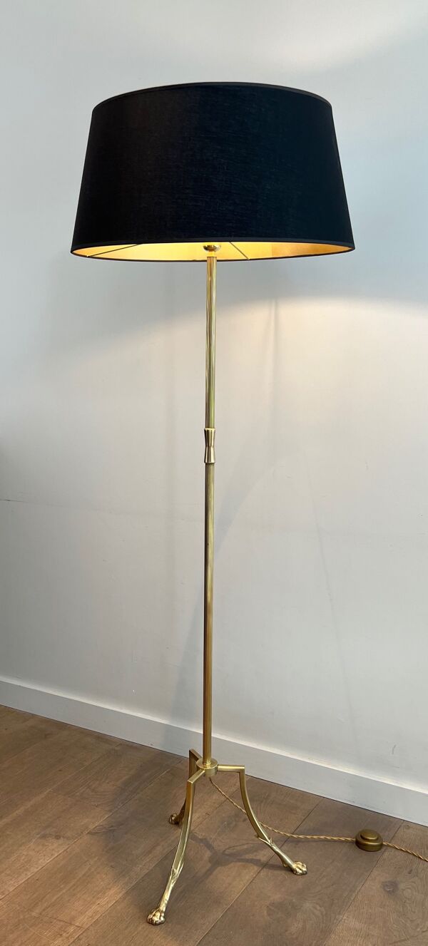 Lampadaire de parquet en laiton et piètement tripode à pieds griffes de la Maison Jansen