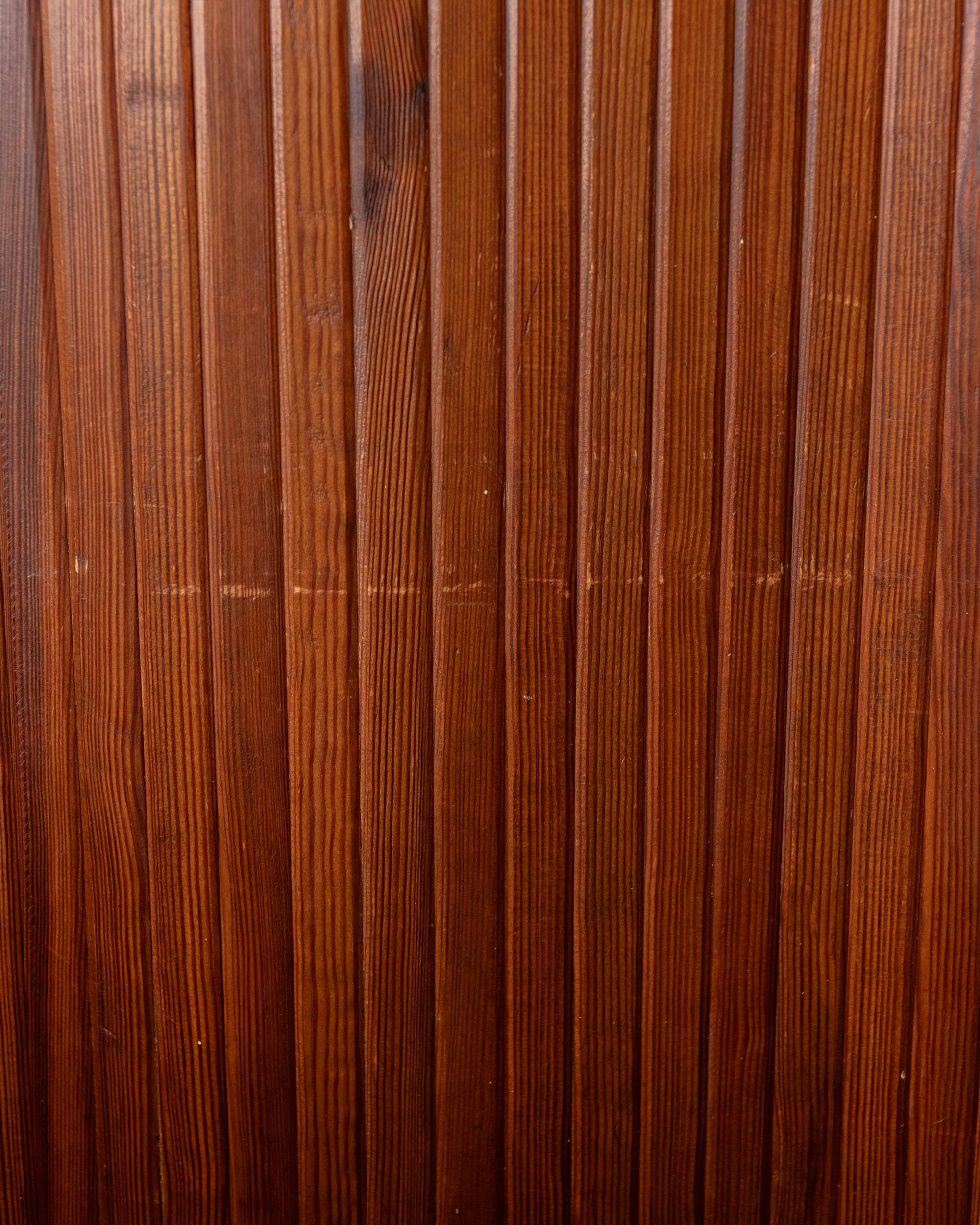 Paravent en pin patiné Art Déco par Jomain Baumann pour Baumann, France.