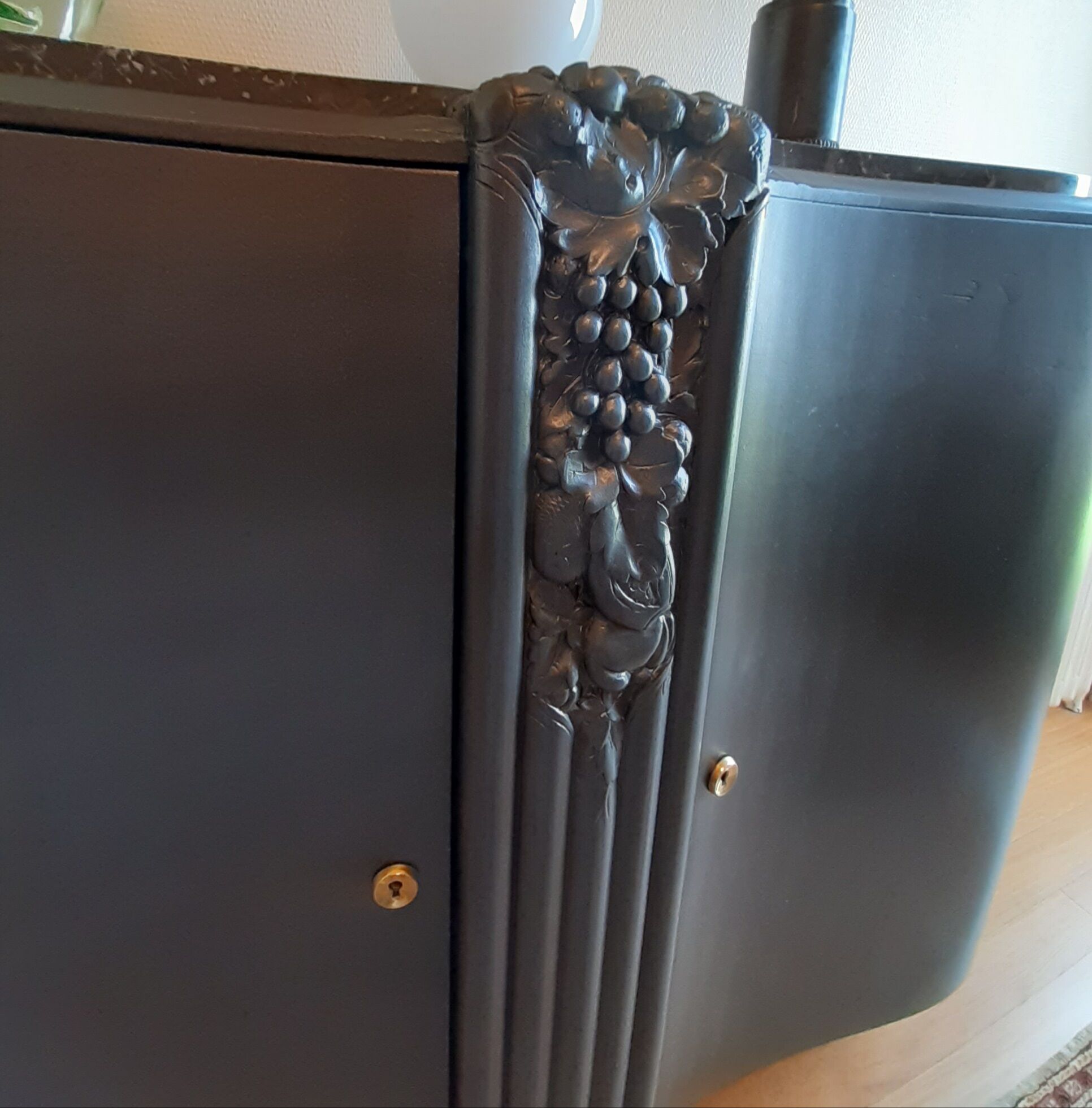 Buffet art deco black steel on marble or 2-door dresser