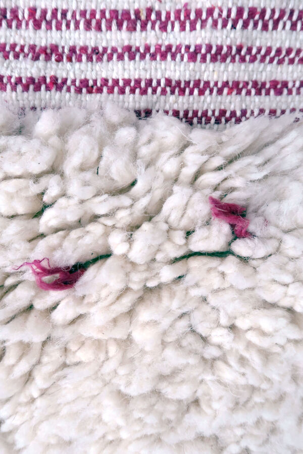 Tapis berbère Béni Ouarain à pois rose fushia et blanc
