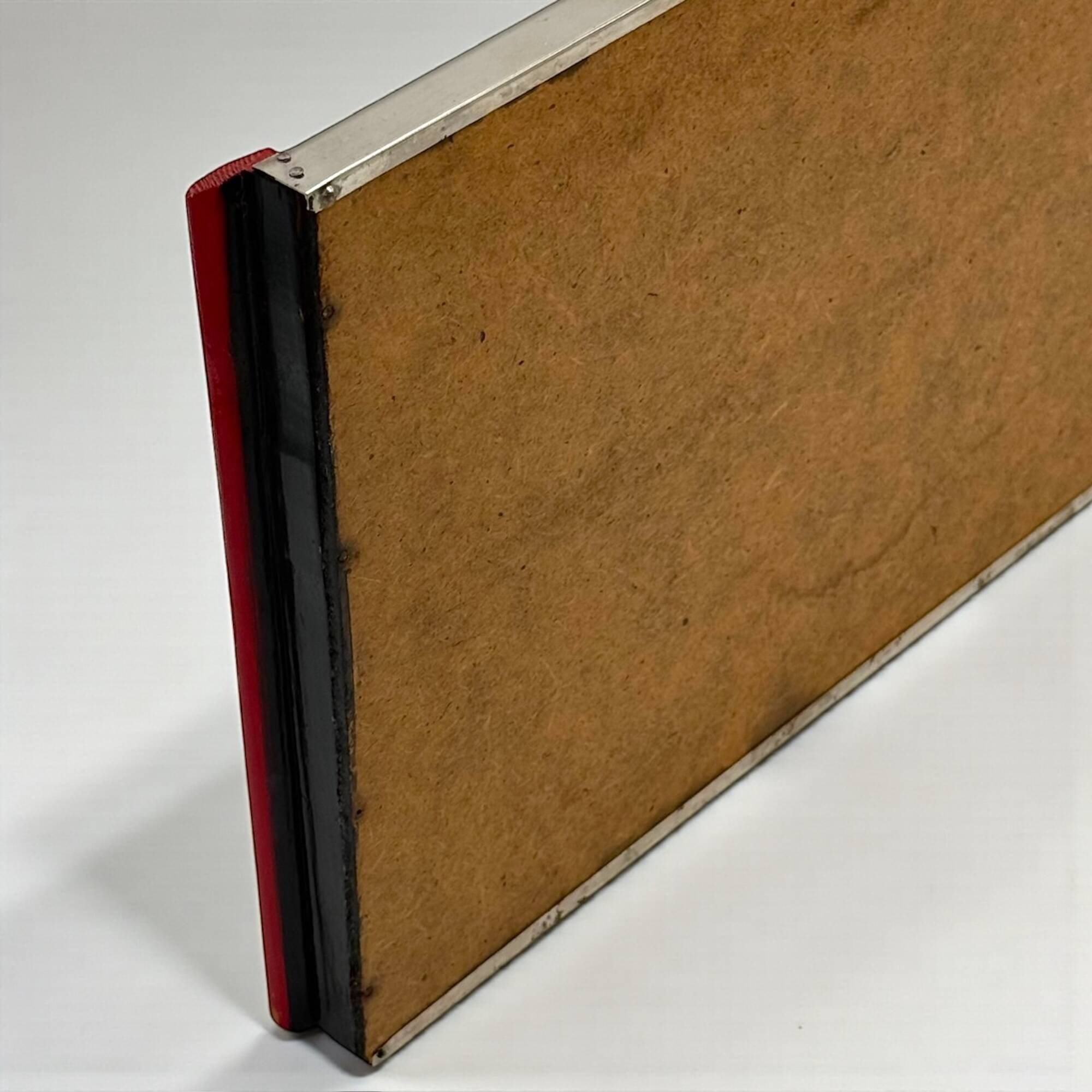 Plateau Space Age européen des années 70 à graphisme moderniste