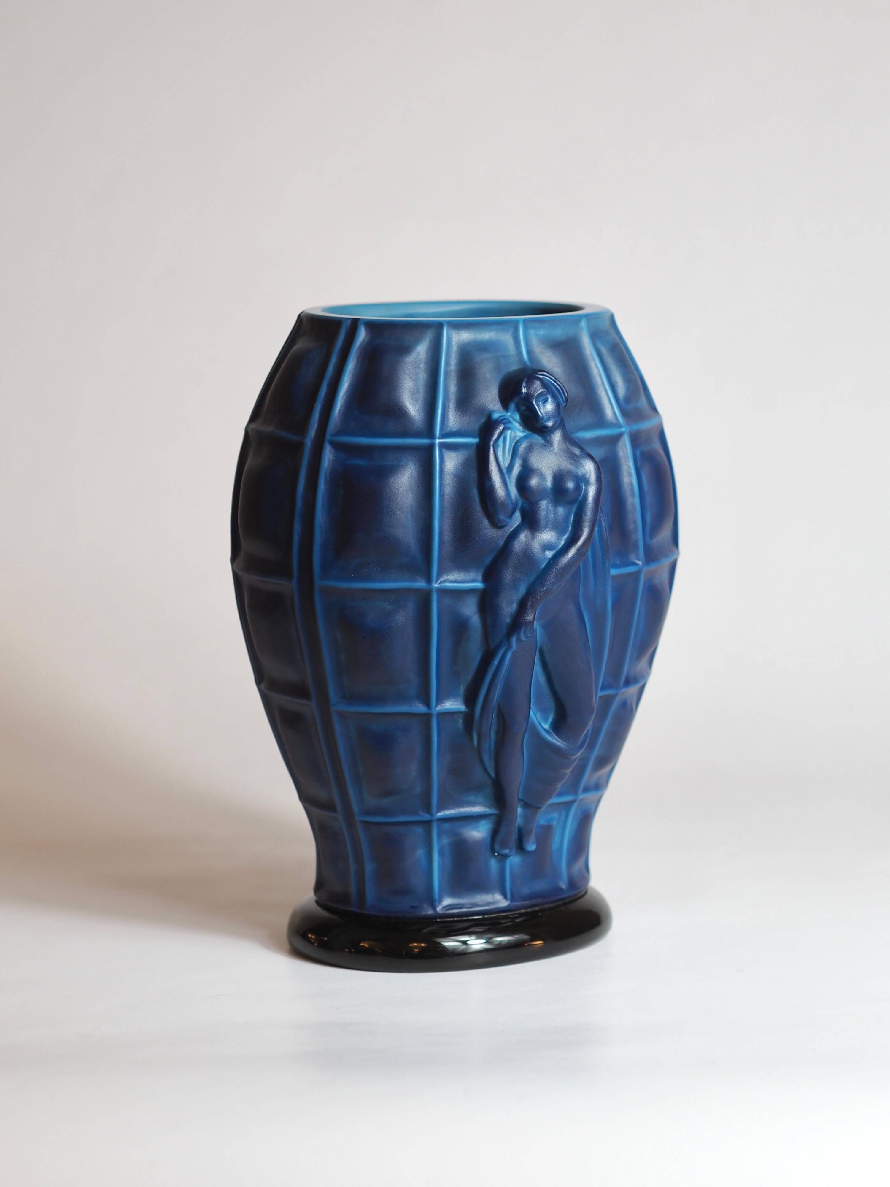 Vase Art Déco "Ingrid" en verre opaque bleu lapis par Henry Schlevogt