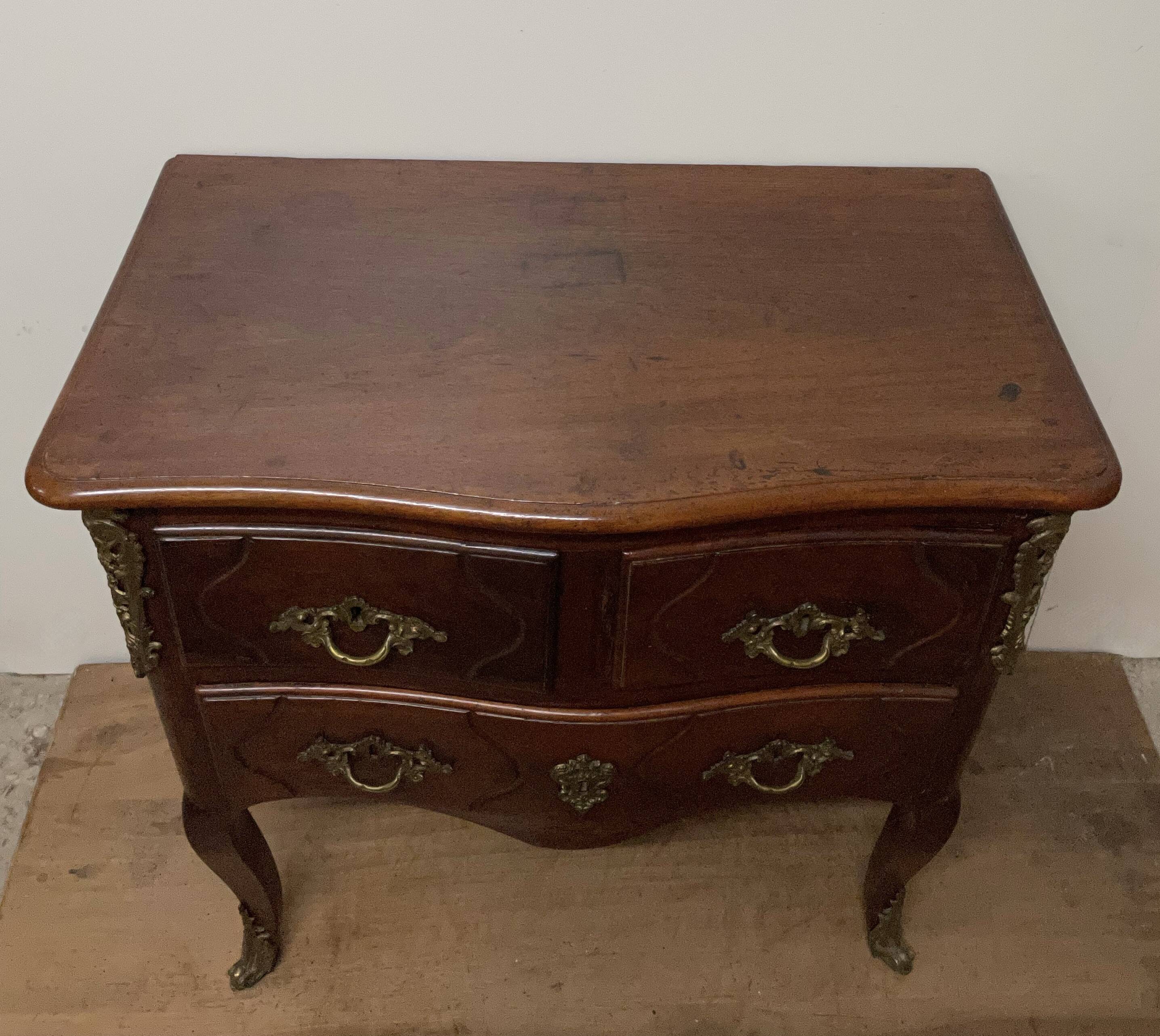 Chest of drawers with curved facade of the nineteenth century