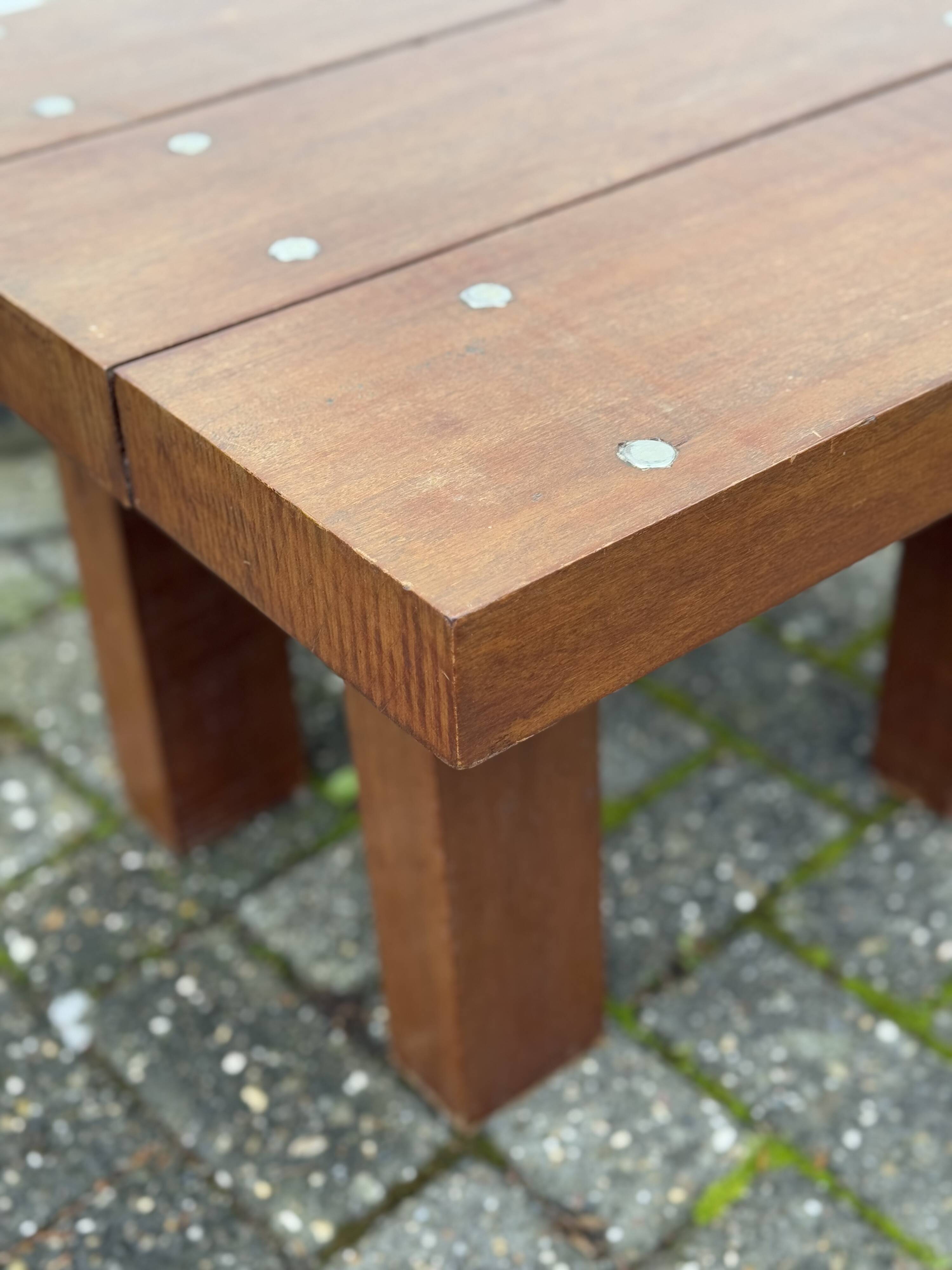 Table basse en bois brutaliste