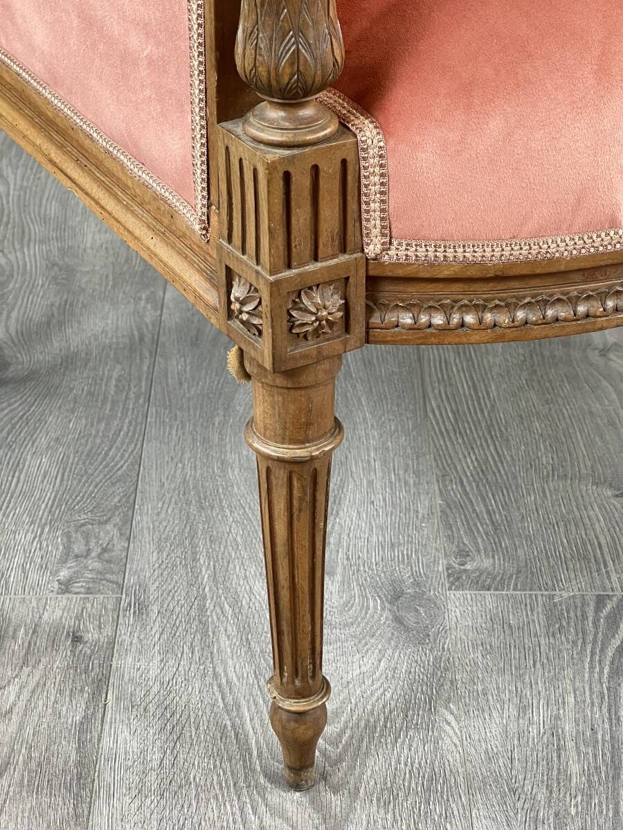 Paire de fauteuils bergères de style Louis XVI en bois sculpté, velours, XX