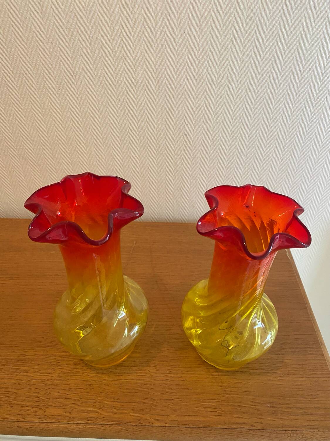 Paire de vases en verre soufflé amberina 60s
