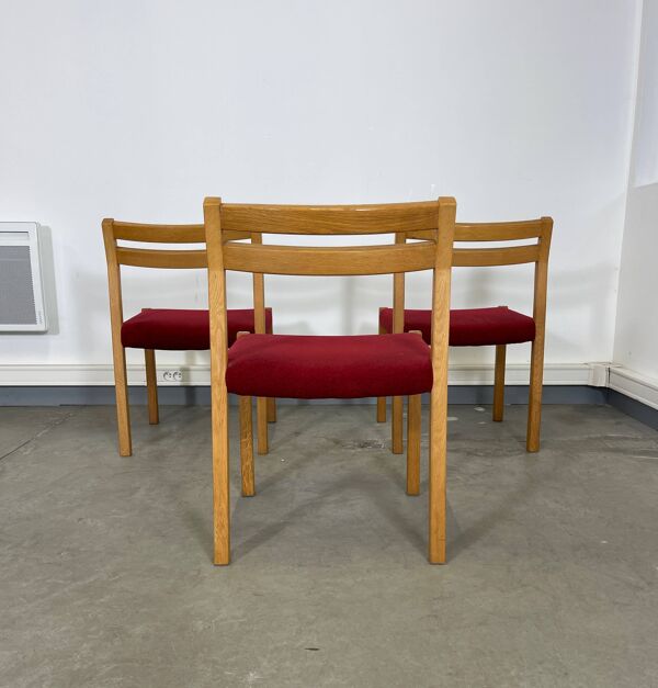 Ensemble de 3 chaises scandinaves en tecq et tissu rouge par Moller Danemark années 70